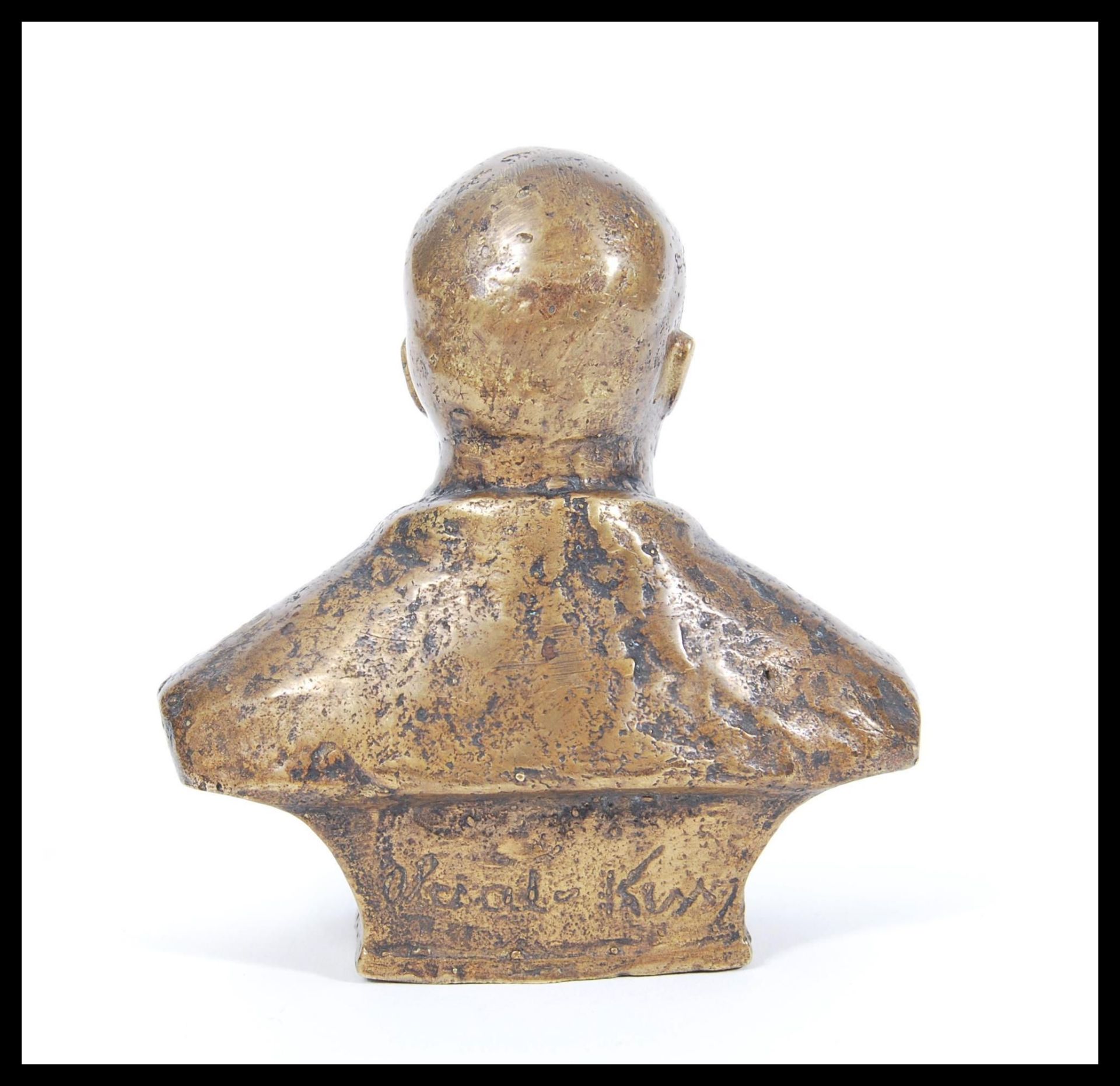 A 20th Century Russian cast bronze table top bust of Lenin raised on a square base, signed illegibly - Bild 2 aus 4