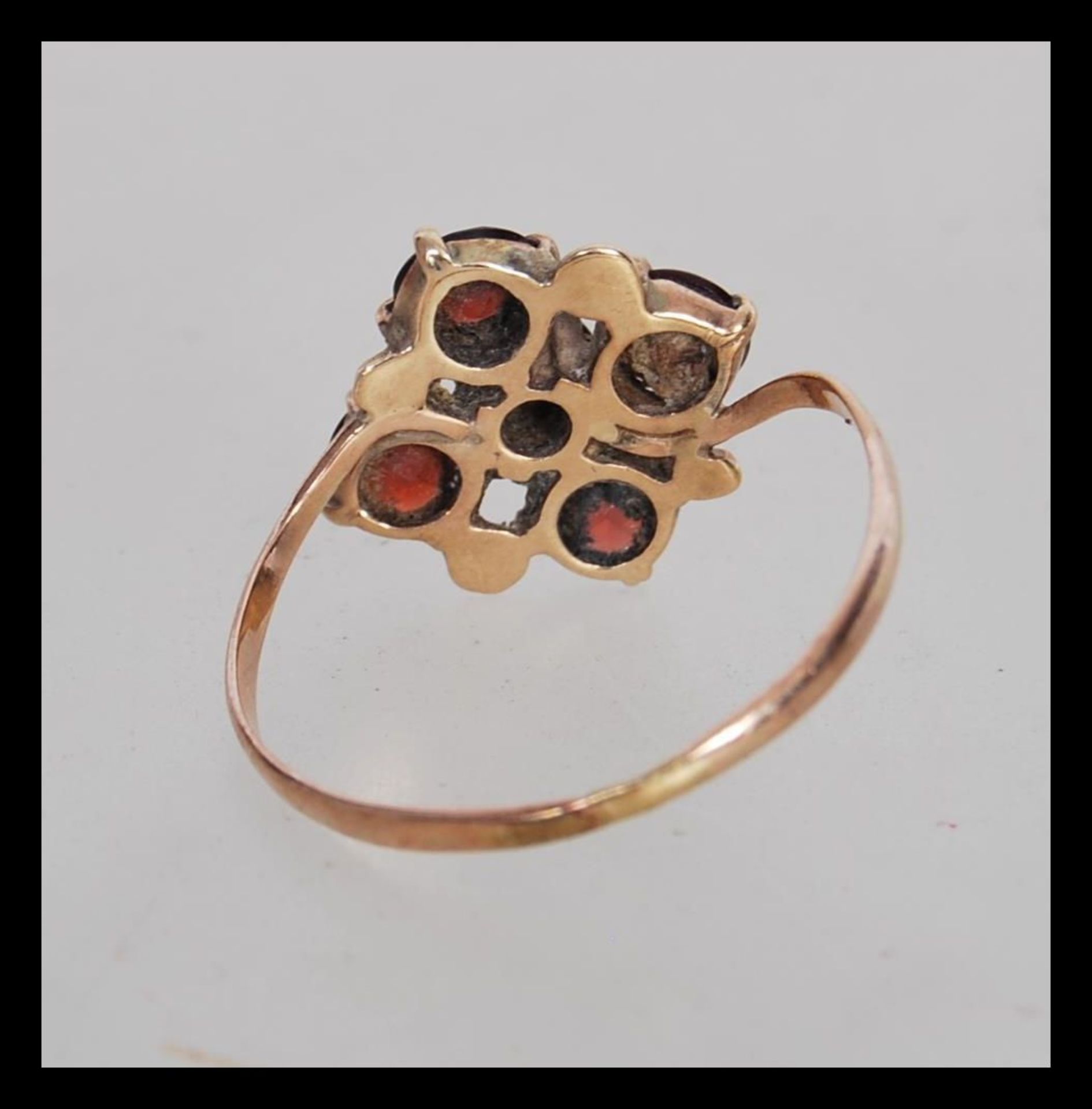 A 9ct gold 19th Century Victorian cluster ring prong set with five round cut garnet's. Ring unmarked - Bild 3 aus 3