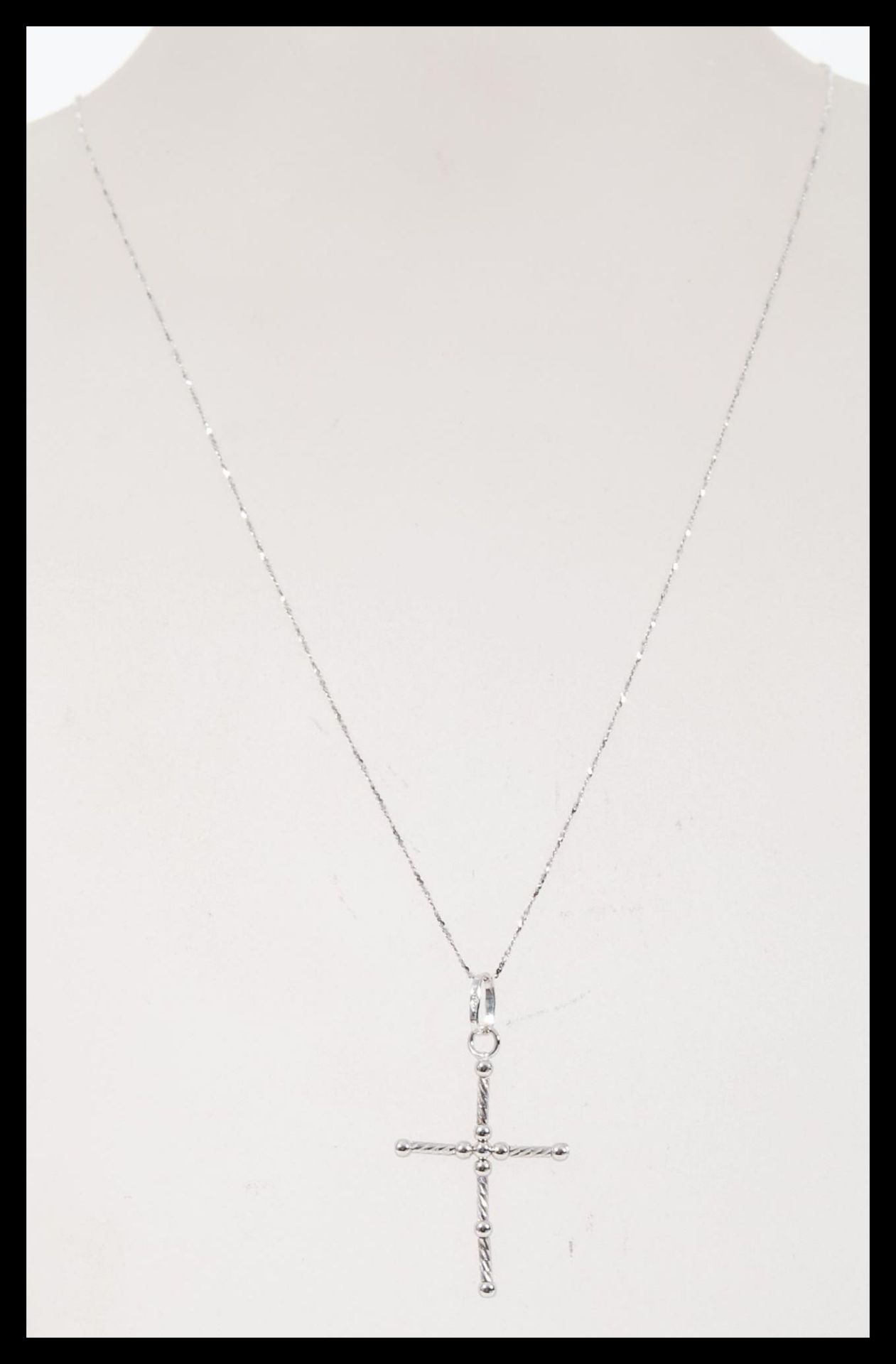A stamped 750 white gold necklace having a crucifix pendant on a fine twisted chain. Chain - Bild 2 aus 4