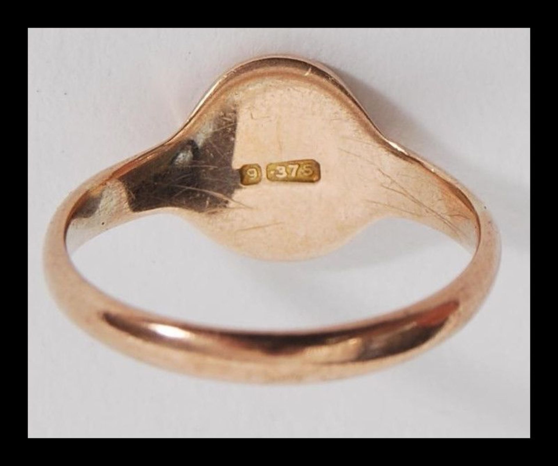 An early 20th Century hallmarked 9ct gold signet ring having a plain oval cartouche panel. - Bild 4 aus 7