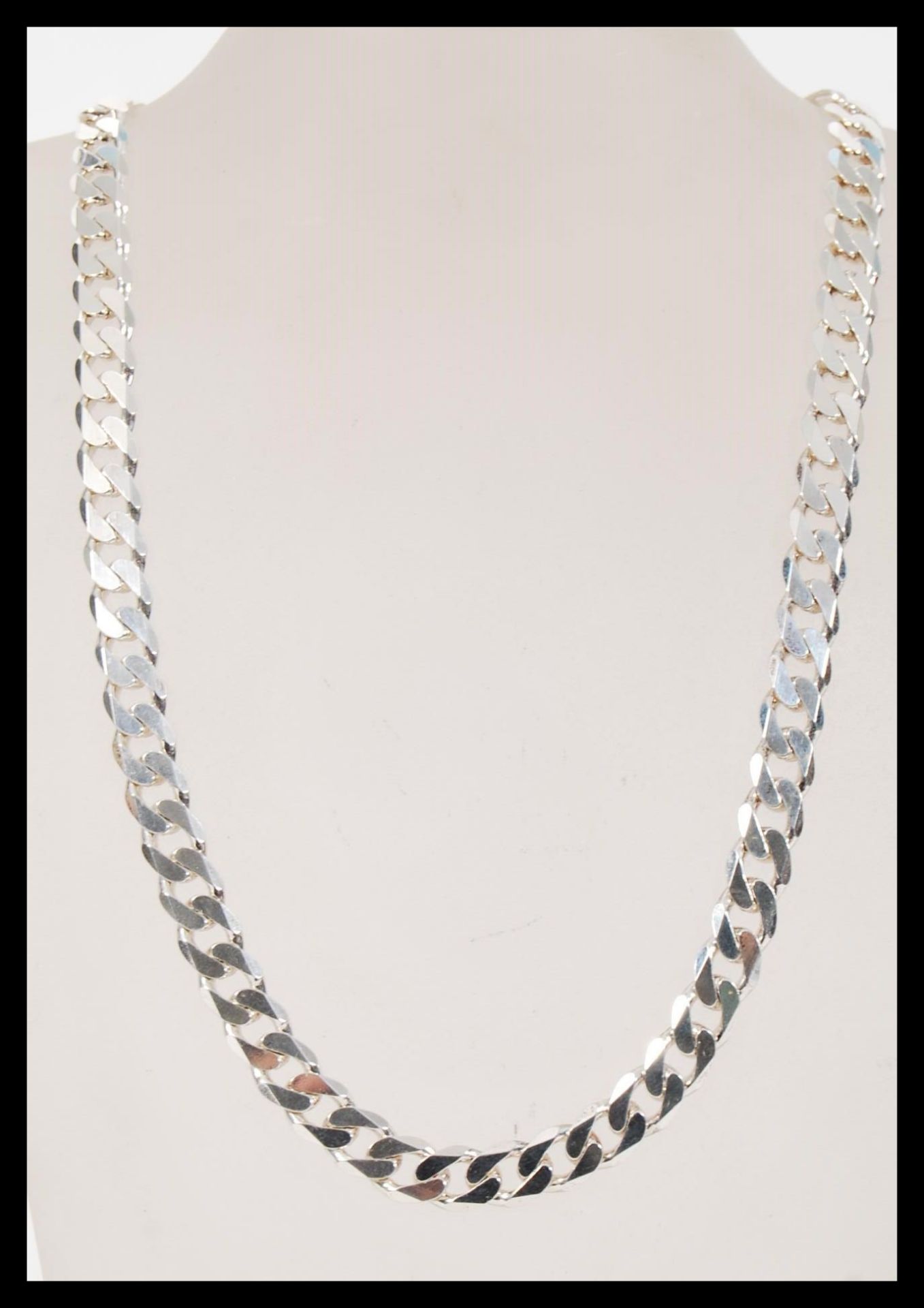 A stamped 925 silver flat link necklace chain having a lobster clasp. Weight 61.6g. Measures 22 - Bild 2 aus 3