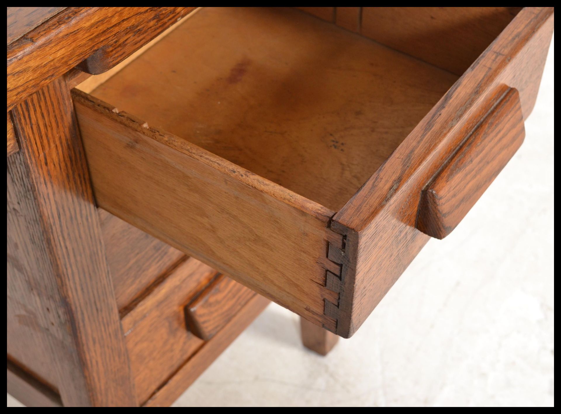 A small early 20th century oak single pedestal desk, having single pedestal with three drawers and - Bild 6 aus 6