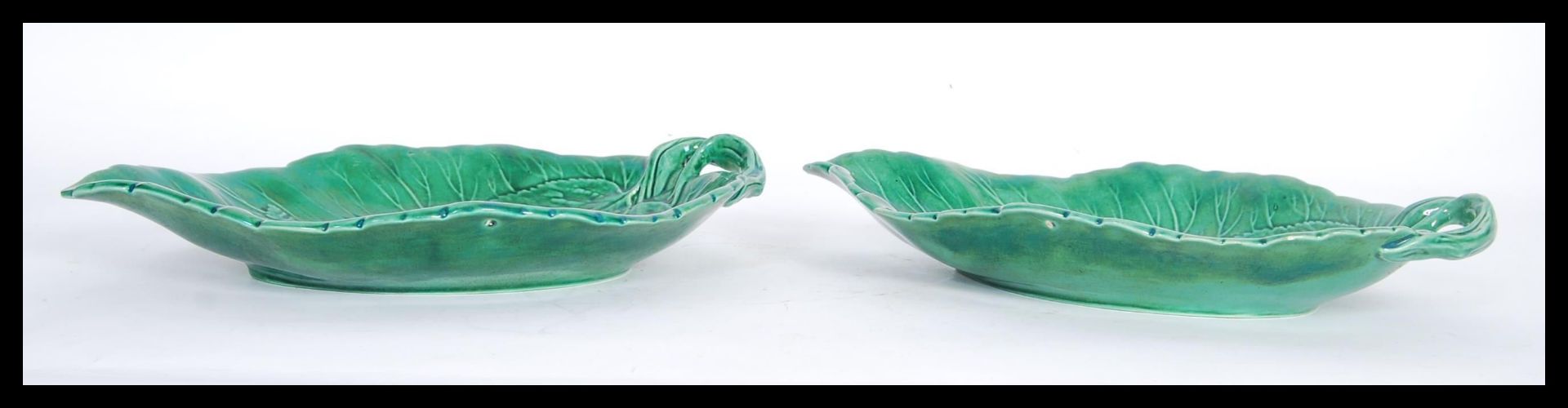 A pair of 19th Century Minton Majolica serving plates in the form of two leaves having raised - Bild 2 aus 3