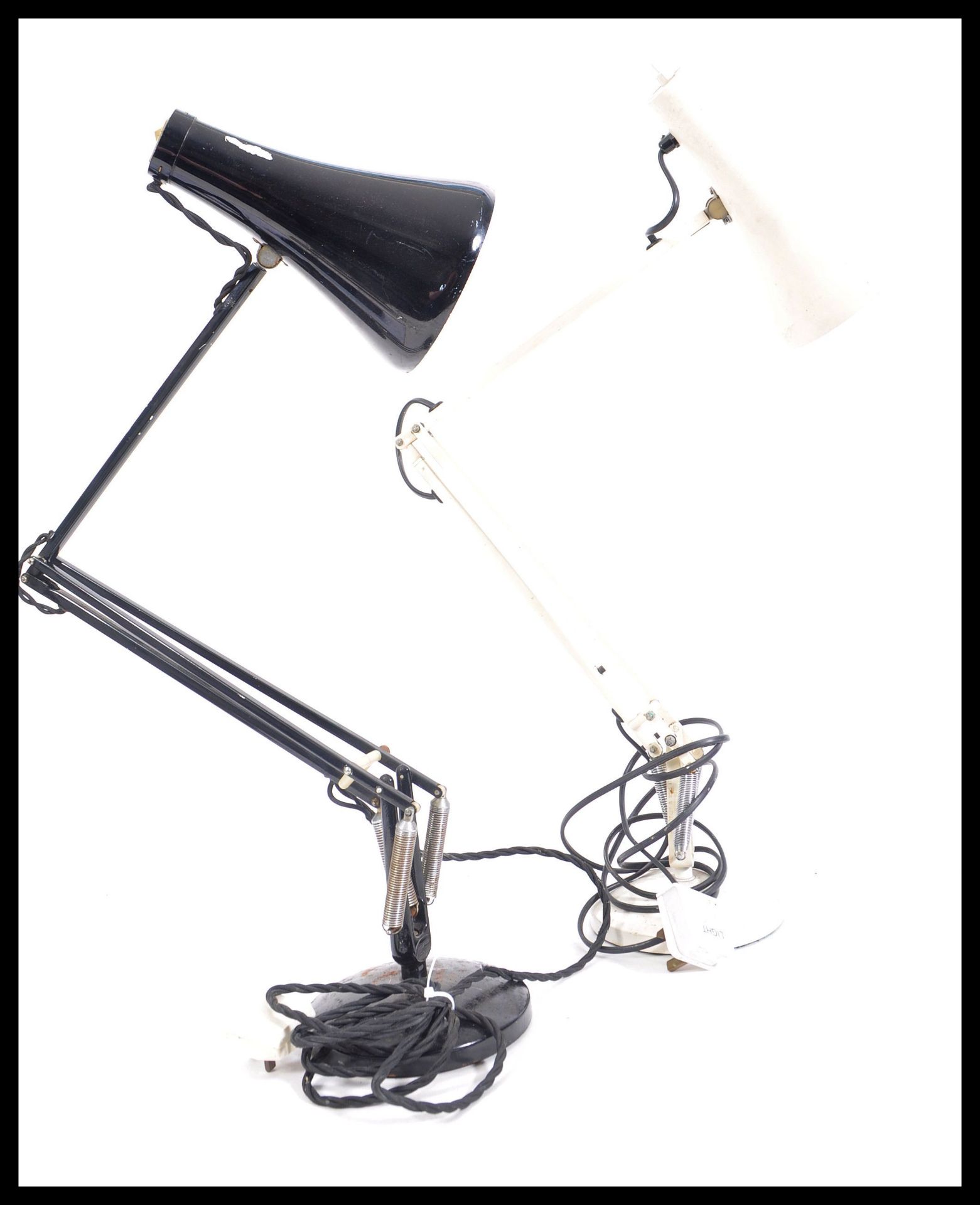 A pair of vintage 20th Century Herbert Terry Anglepoise industrial desk lamps finished in white - Bild 2 aus 3