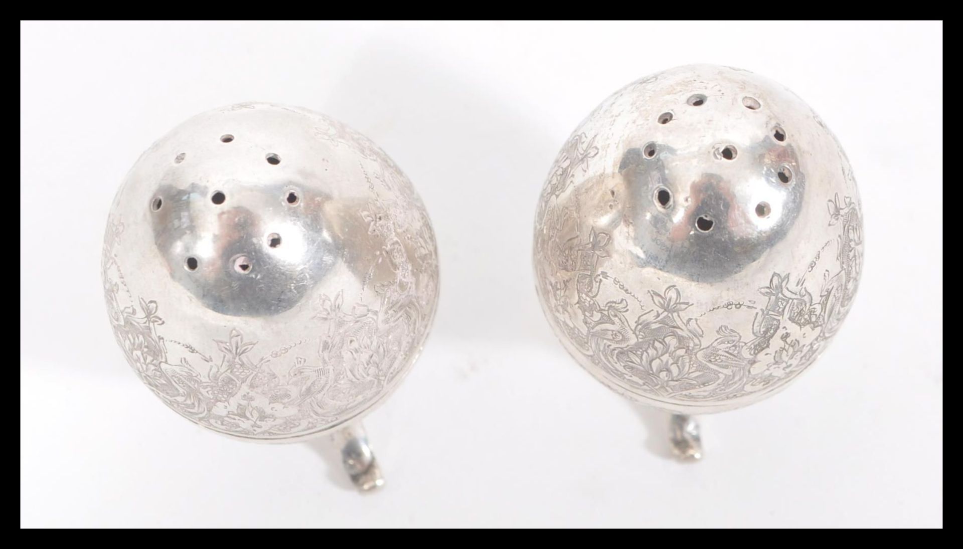 A pair of early 20th Century Arabic silver condiments pepperettes in the form of eggs raised om - Bild 3 aus 5