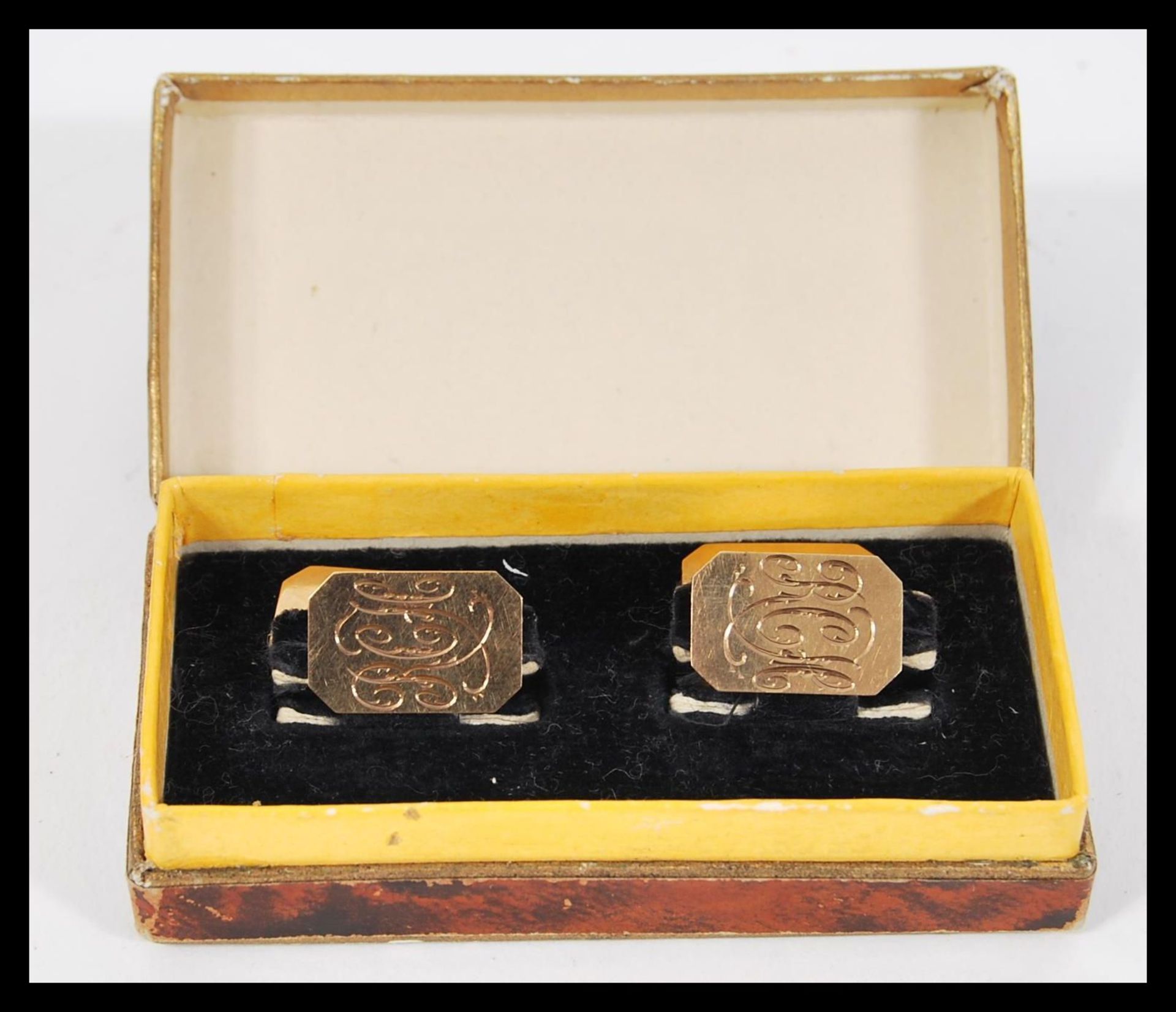 A pair of early 20th Century hallmarked 9ct gold Art Deco gents cufflinks of octagonal form having - Bild 5 aus 6