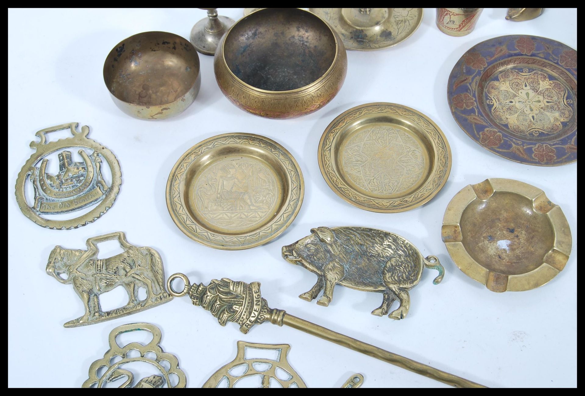 A collection of 20th Century brass items to include small Indian brass trays, horse brasses, a - Bild 3 aus 6
