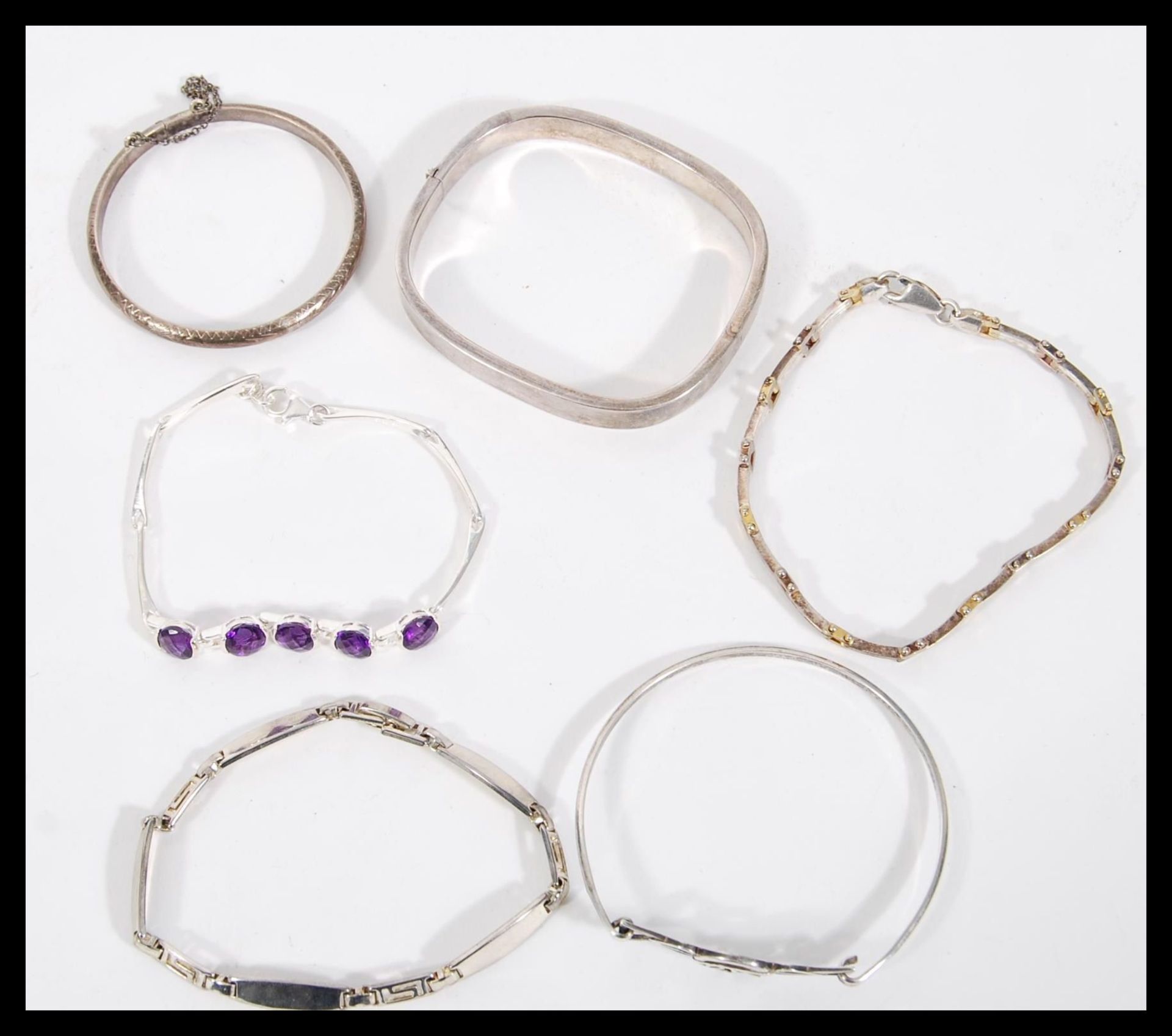 A selection of silver bracelets to include a square bangle with a hinge opening, a child's bangle - Bild 5 aus 5