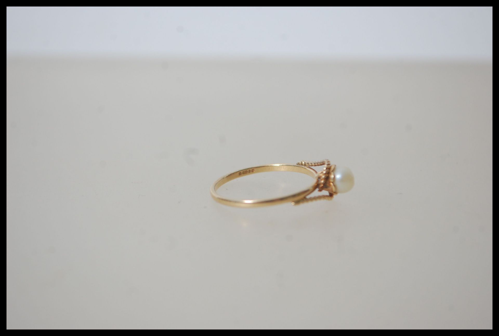 A 9ct 375 gold pearl solitaire ring having a 1.5mm half round shank with rope twist wire shoulders - Bild 3 aus 5