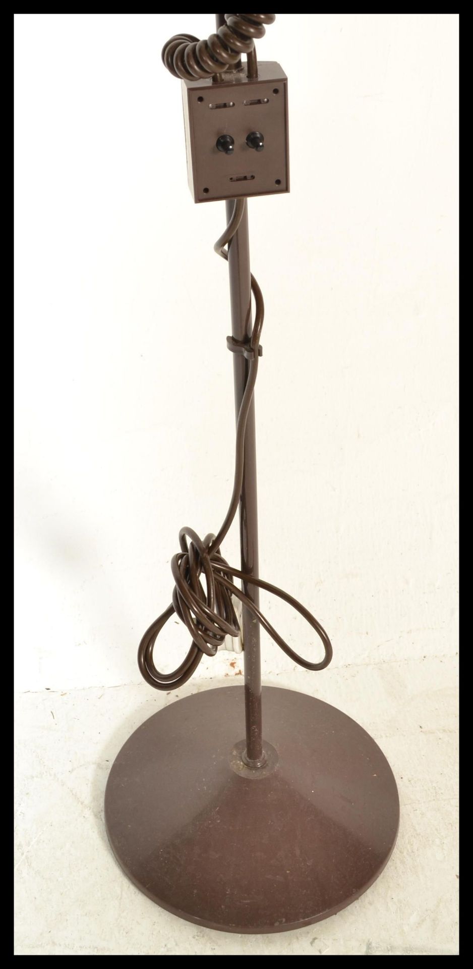 A vintage retro 20th Century floor standing twin spot lamp raised on circular base with copper - Image 3 of 3