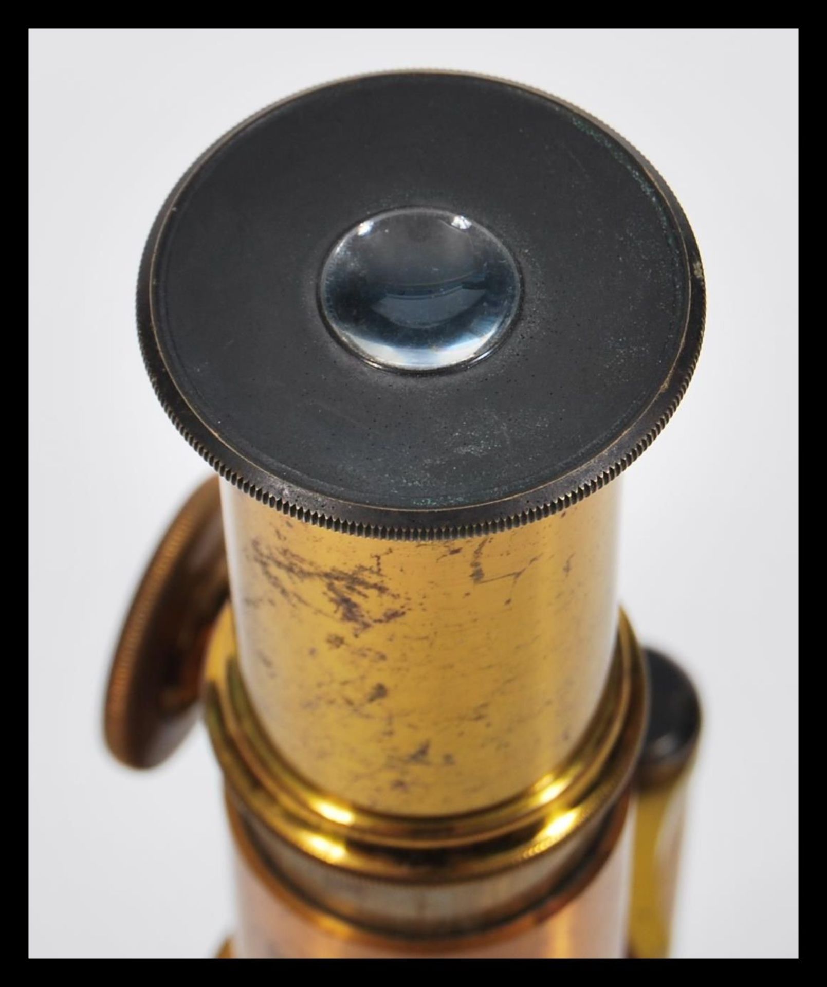 A 19th Century Victorian brass microscope on circular swivel base complete in original box with JD - Bild 5 aus 7