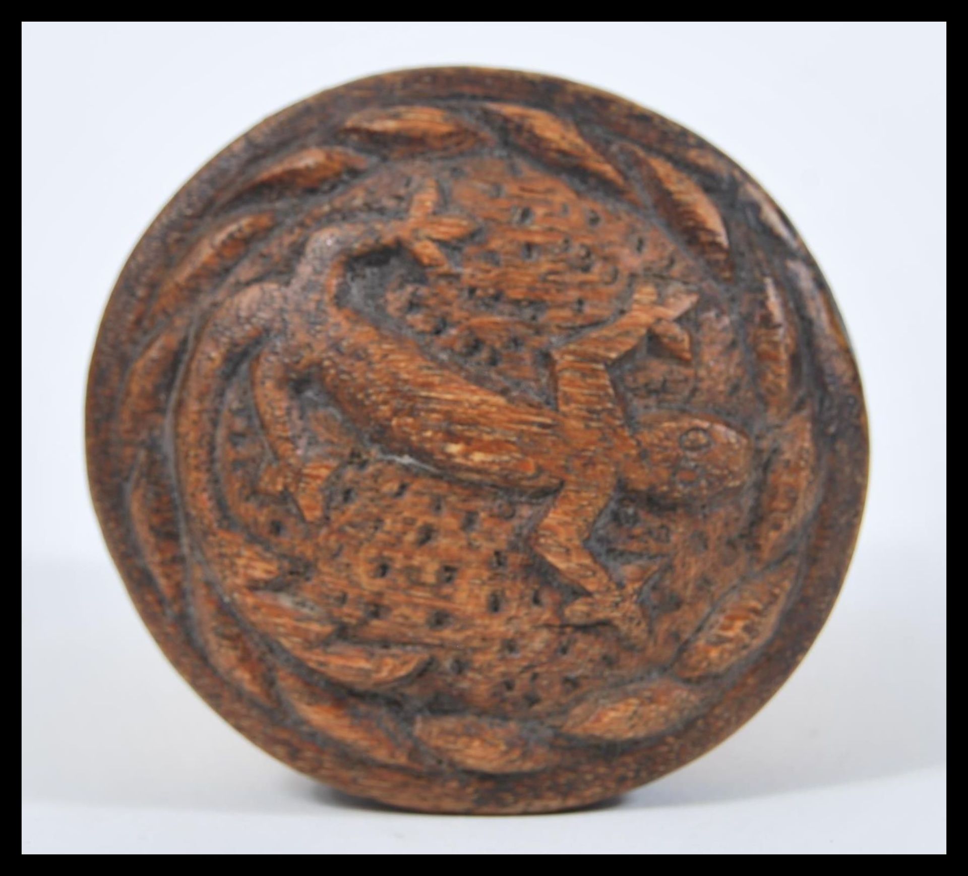 An early 20th Century Aboriginal tribal hand carved wooden cylindrical pot having Aboriginal - Bild 2 aus 6