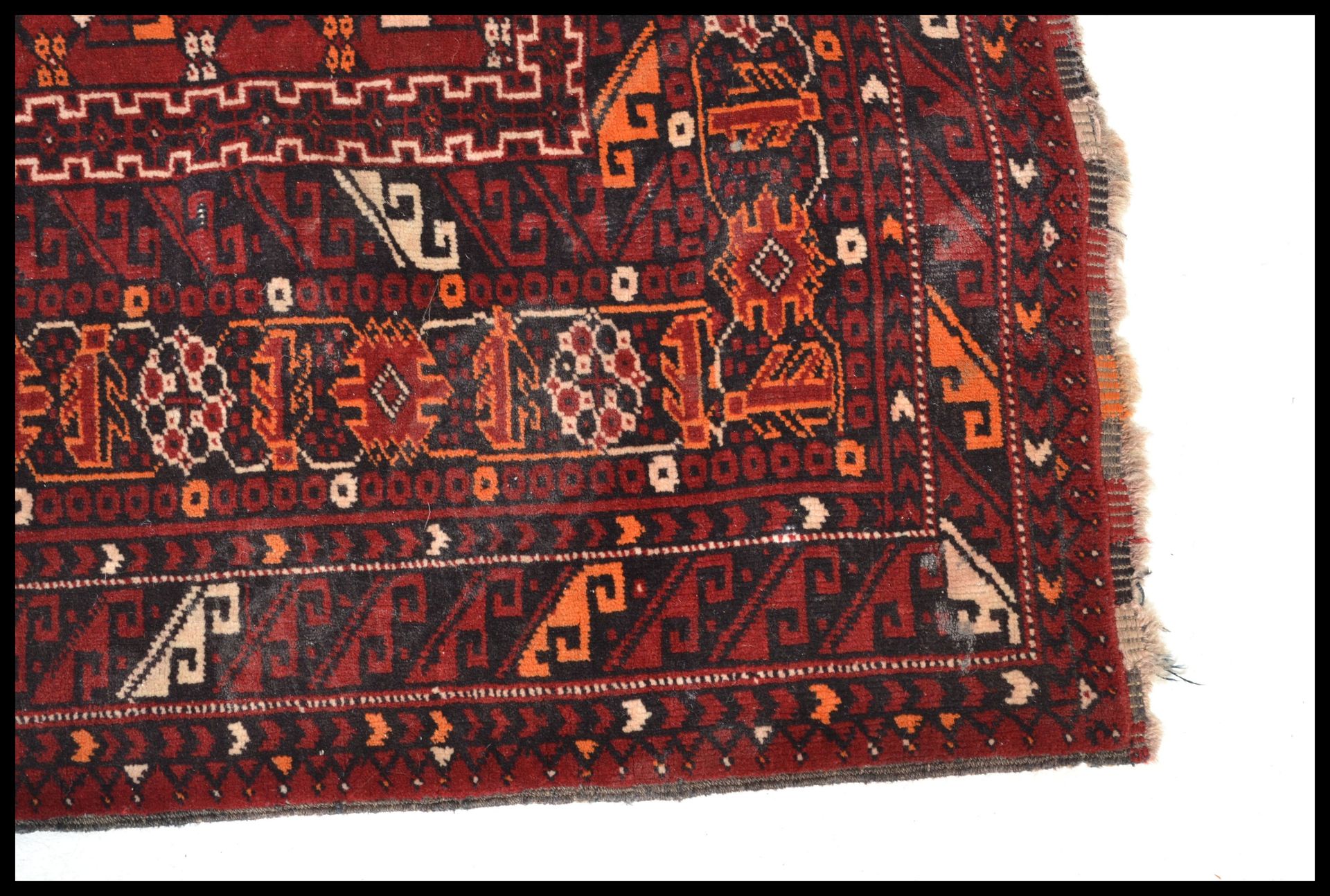 An early 20th Century Persian Islamic Middle Eastern runner carpet rug having a red ground with - Bild 4 aus 5