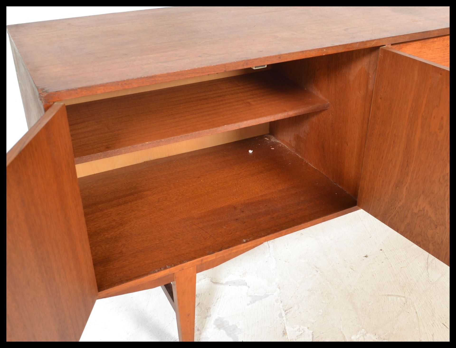 A retro 20th Century teak wood sideboard / credenza of Danish influence, having a central bank of - Bild 4 aus 5