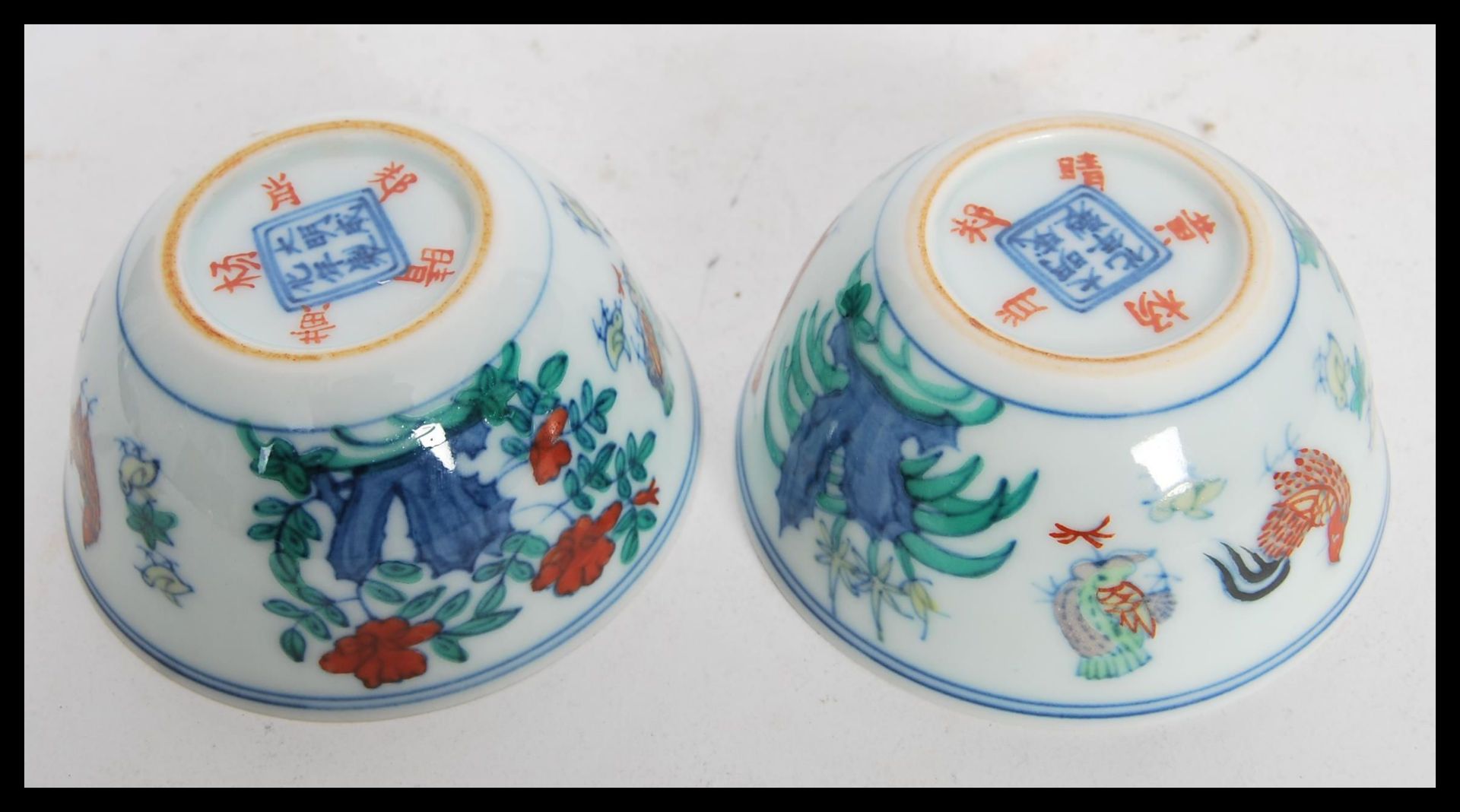 A pair of 20th Century Chinese porcelain tea bowls decorated in Wucai colours cockerels, chickens - Bild 4 aus 4