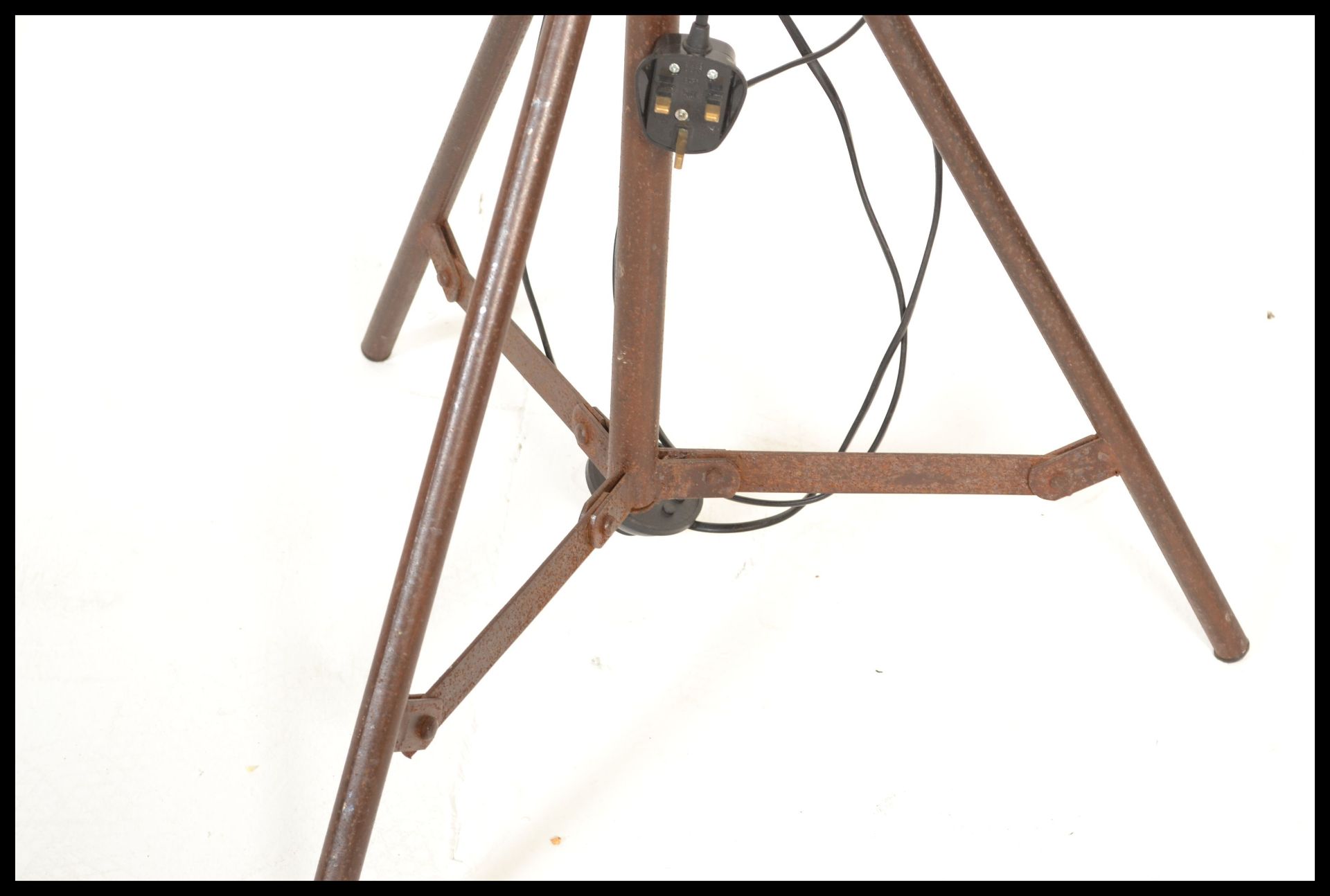 A vintage industrial floor standing adjustable spot light, raised on a metal tubular tripod frame. - Bild 2 aus 4
