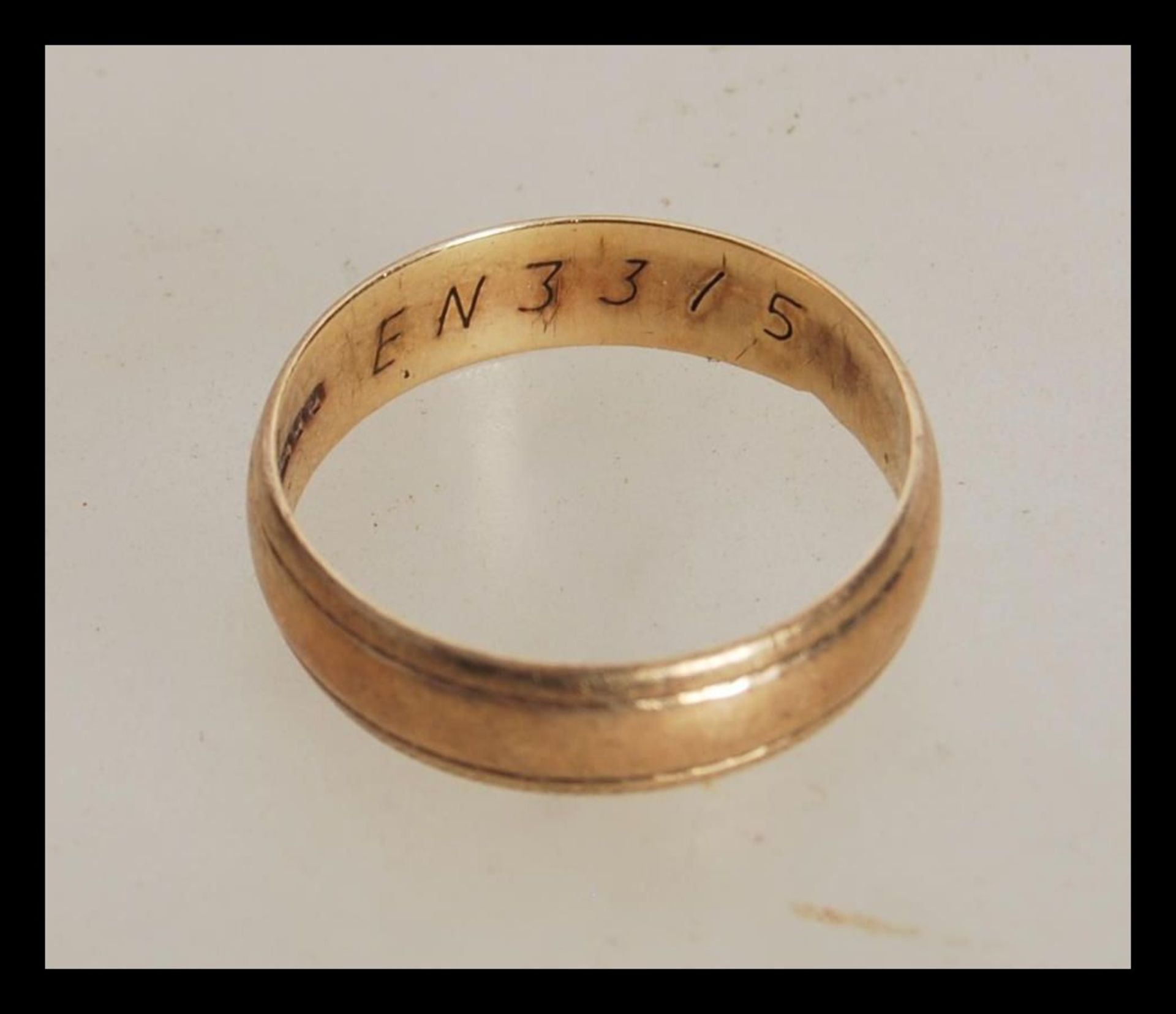 A 9ct gold hallmarked wedding ring band, having marks for Sheffield 1962. Weight: 2.3g size O.5. - Bild 3 aus 3
