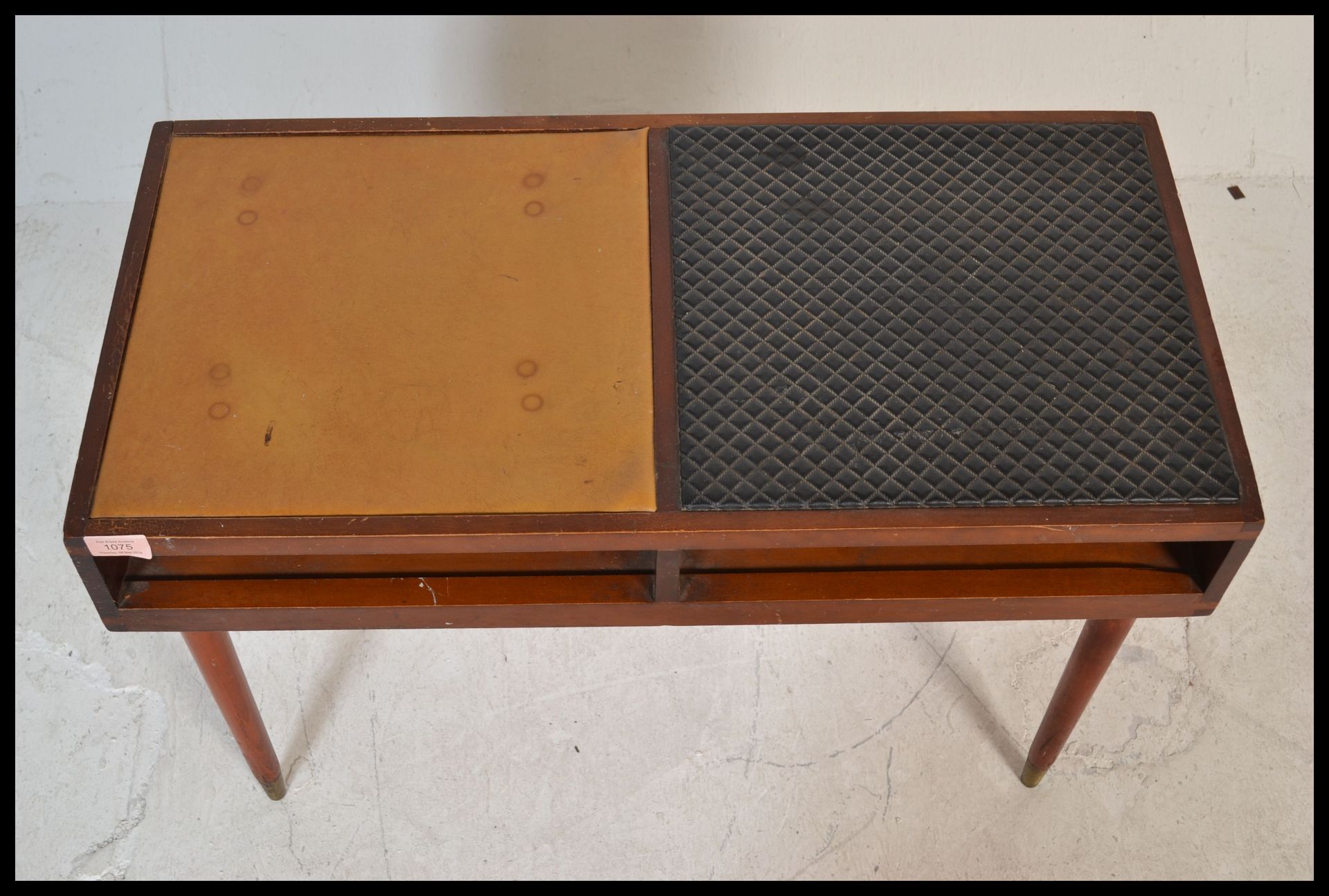 A vintage retro 20th Century teak wood telephone table raised on tapering legs with brass feet. - Bild 5 aus 5