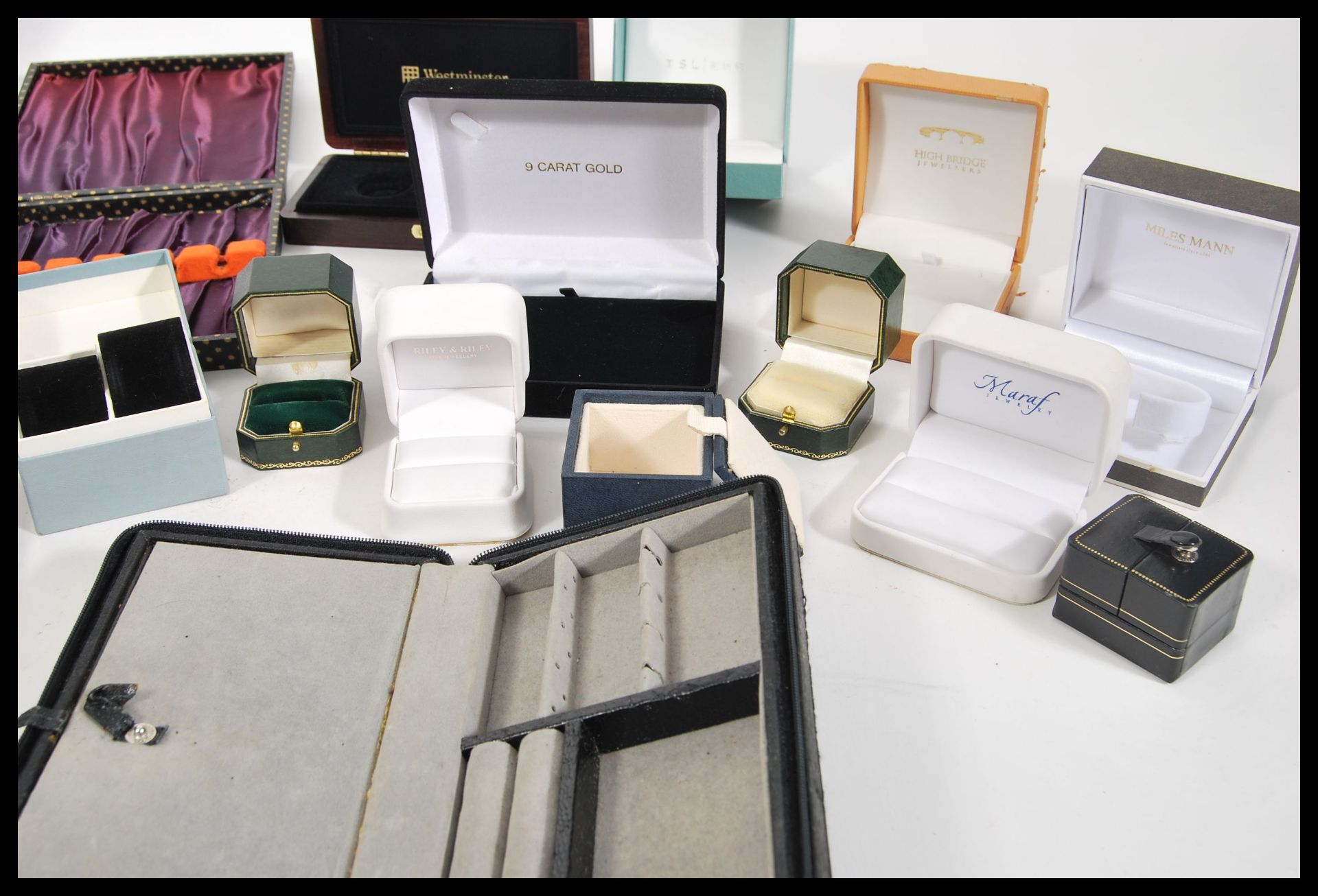 A collection of jewellery presentation boxes of different sizes to include some designer examples to - Bild 4 aus 4