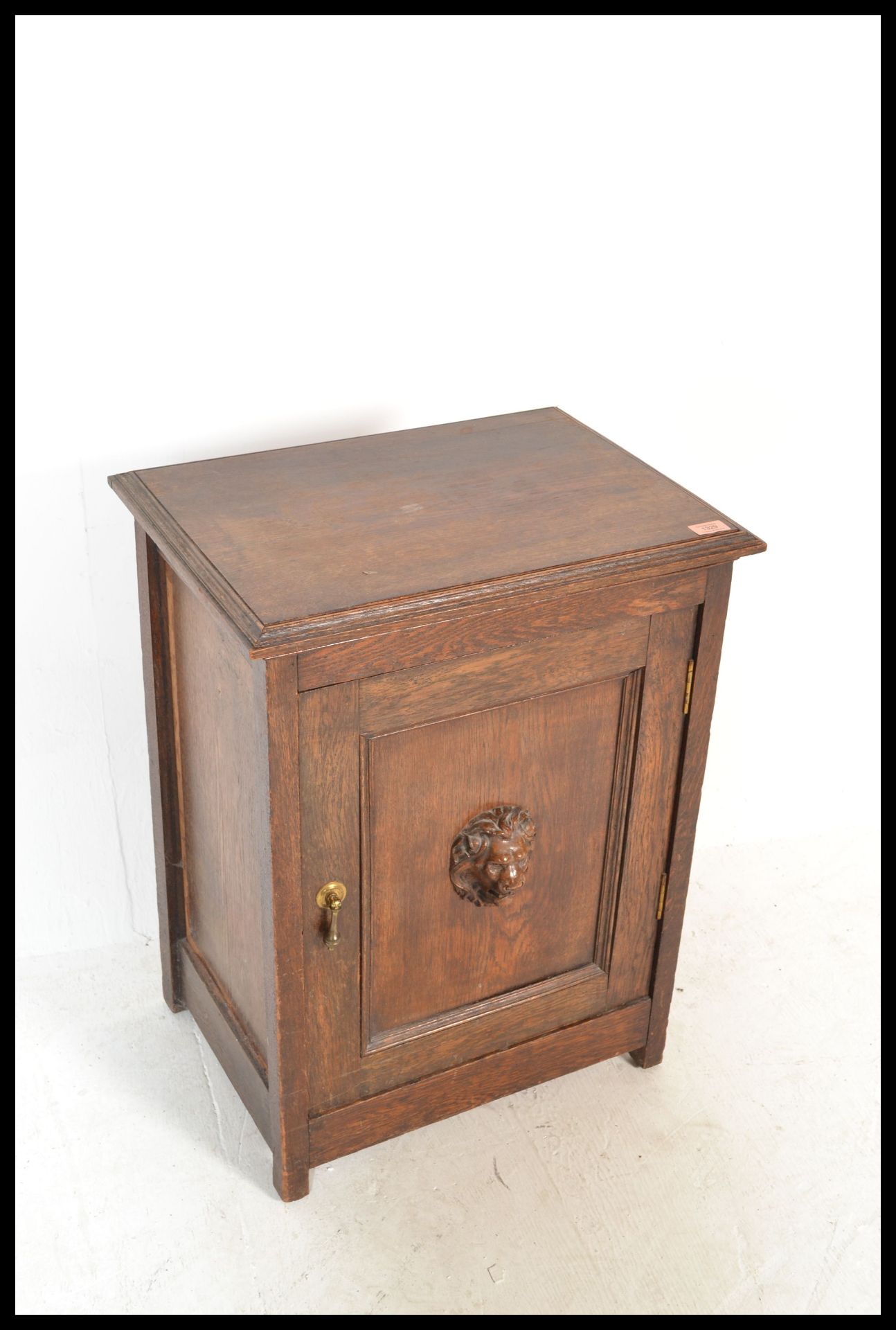 An early 20th Century unusual oak cabinet / pot cupboard having a single carved lion mask to the - Bild 2 aus 6