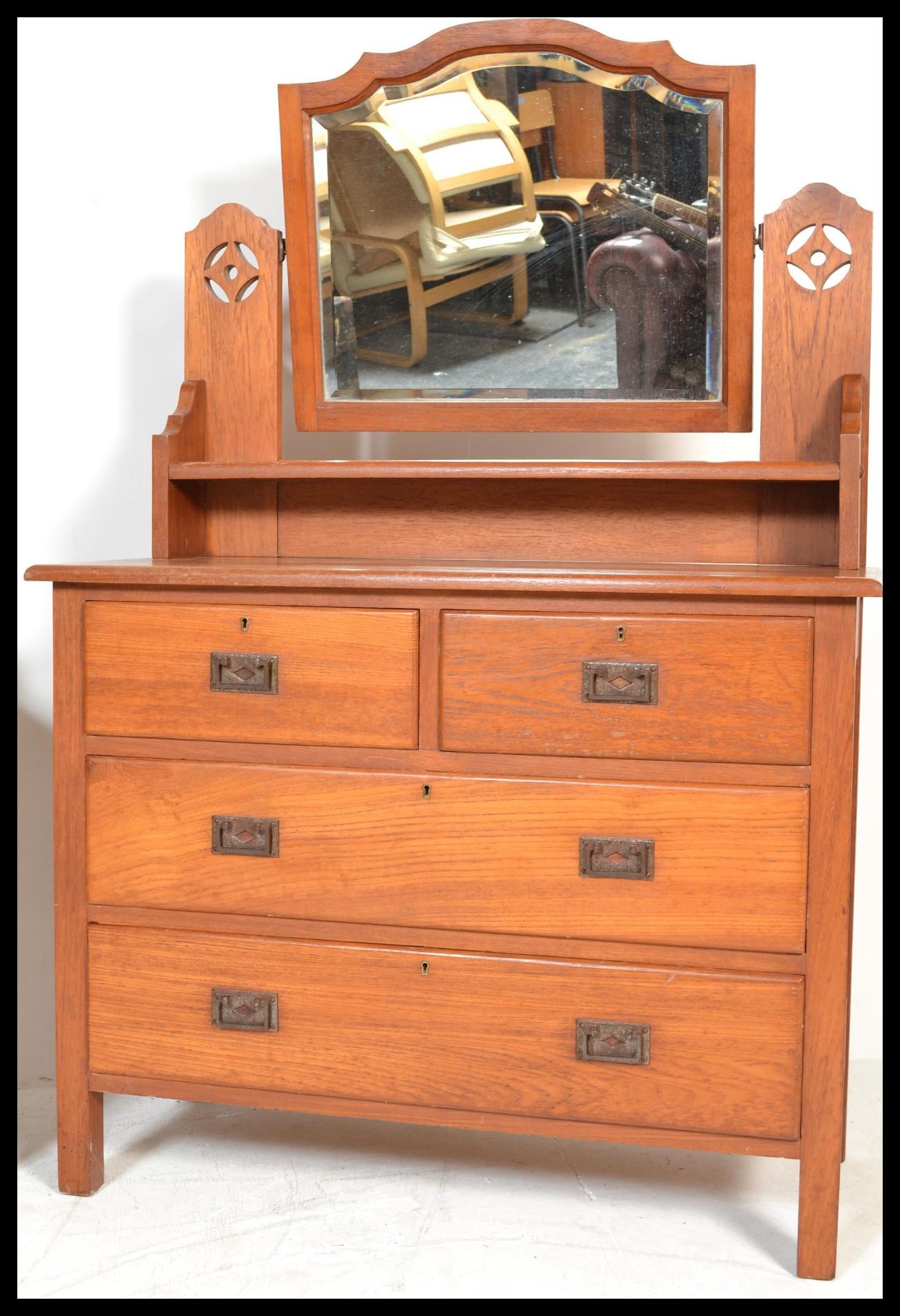 An early 20th Century oak dressing table chest having adjustable mirror over chest of drawers base - Bild 3 aus 6