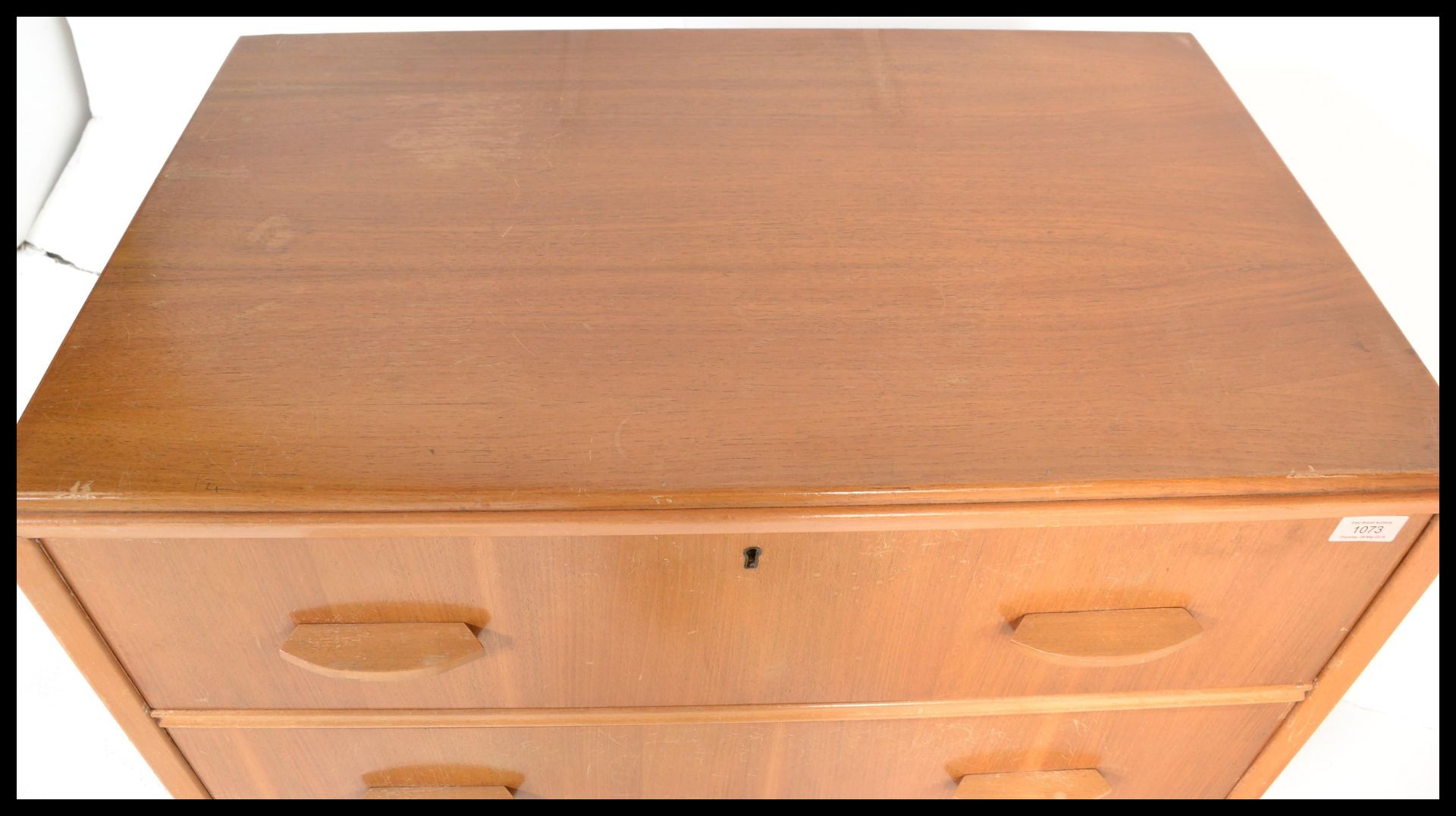 A vintage retro 20th Century Danish inspired teak wood chest of drawers, three long drawers raised - Bild 5 aus 6