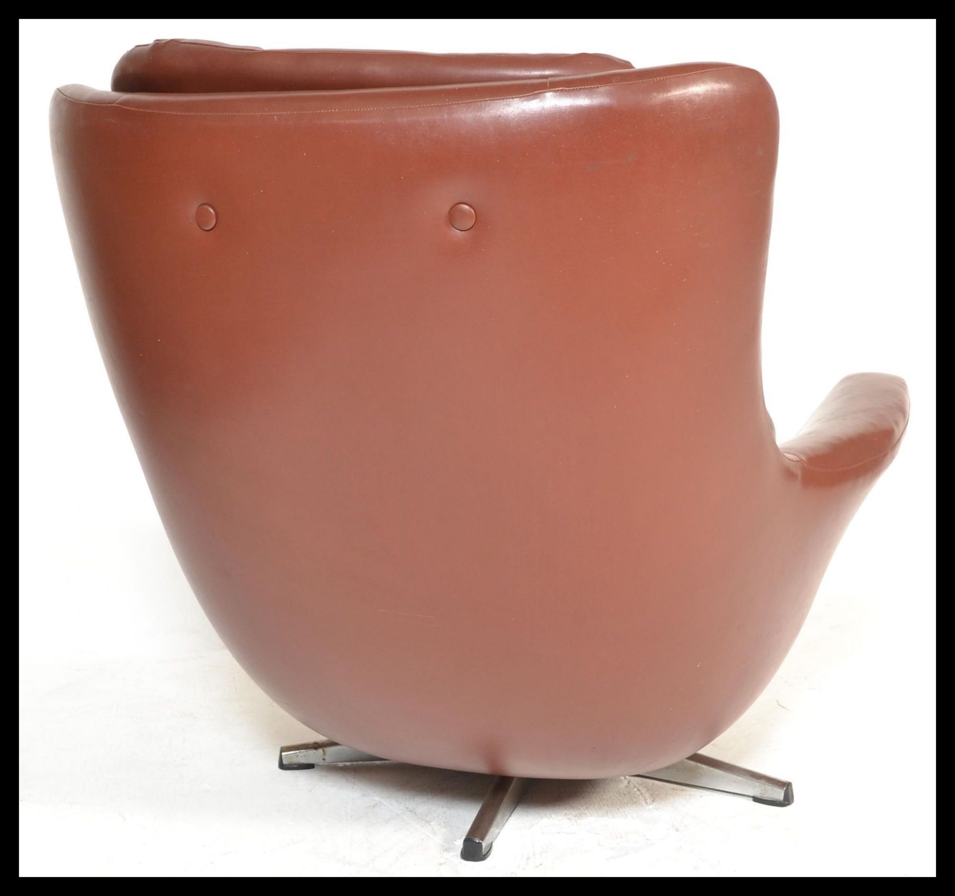 An original 1960's retro vintage button back swivel egg type chair / armchair being raised on a five - Bild 6 aus 6