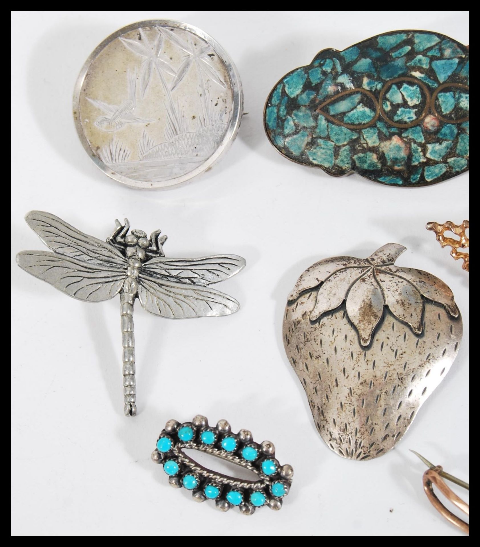 A collection of vintage 20th Century brooches to include a micro mosaic, cameo carved,silver, silver - Bild 2 aus 4