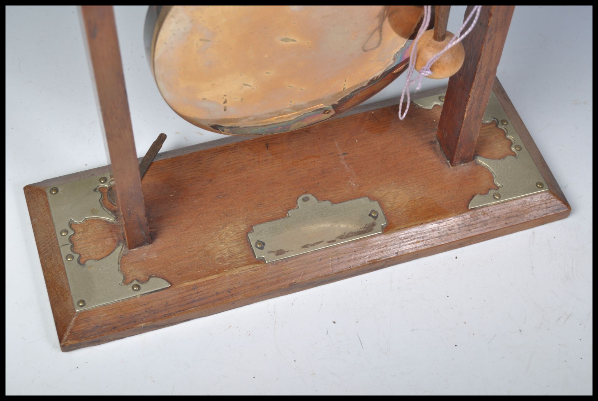 A collection of vintage items to include a wooden and silver plated mounted Chinese table gong, a - Bild 11 aus 11