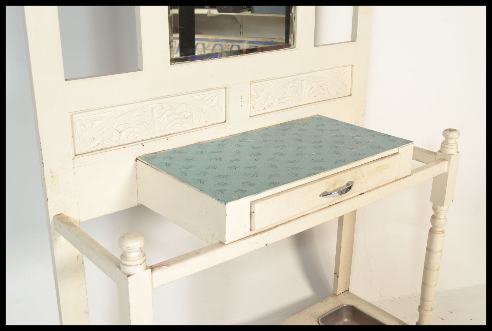 A 19th Century Victorian white painted hall stand raised on block and turned legs with carved - Bild 4 aus 5