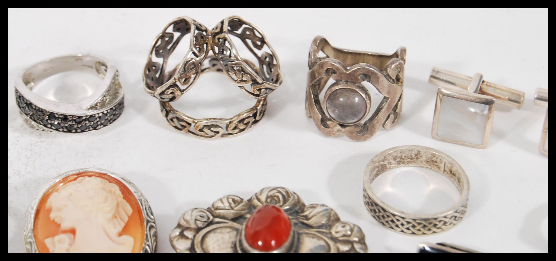 A selection of silver jewellery to include two cross over rings set with black accent stones, a coin - Bild 3 aus 5