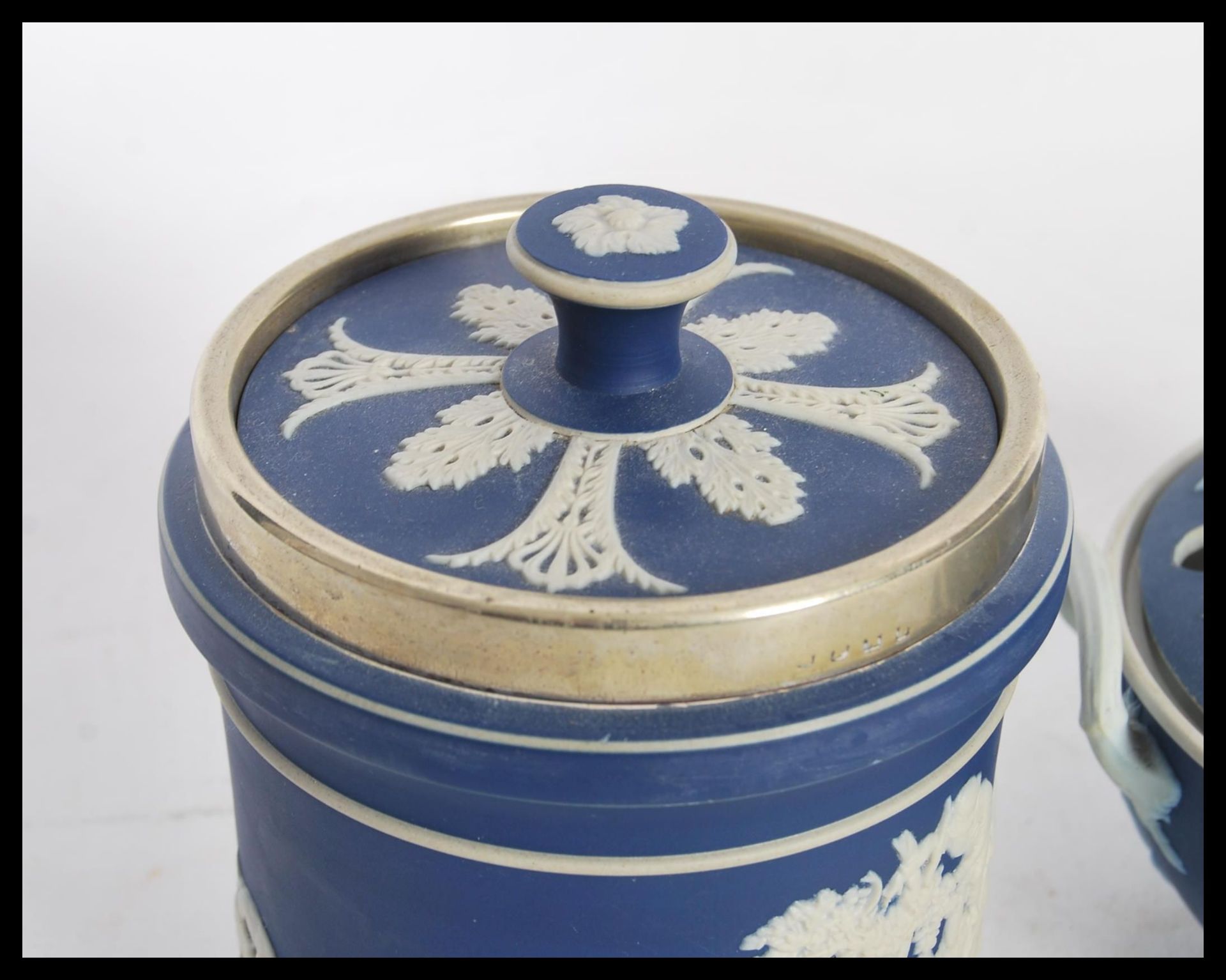 A 19th century Wedgwood blue jasperware cameo pot pourri bowl and lid with twin handles. Together - Bild 2 aus 6