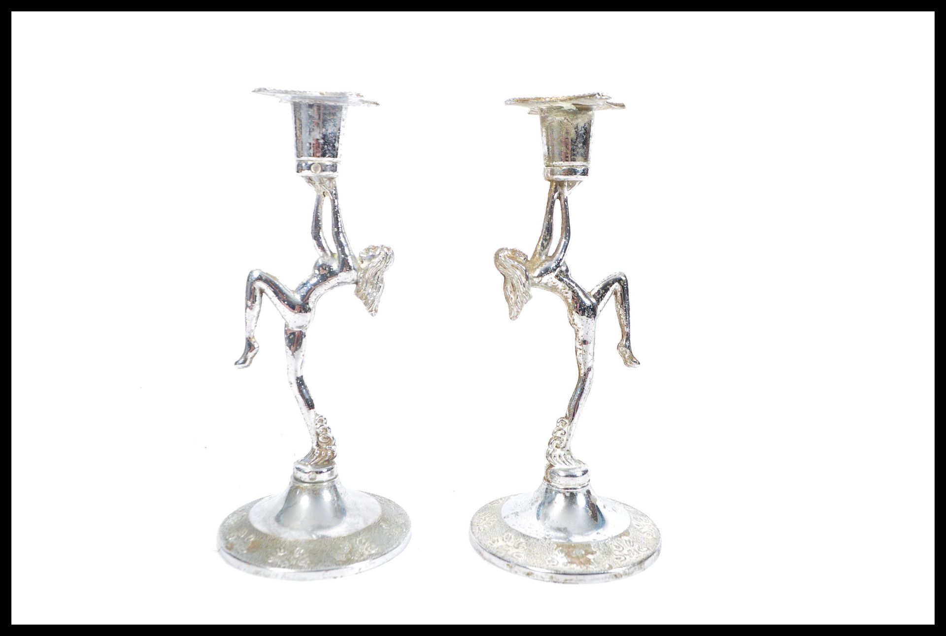 A pair of vintage retro 20th Century Art Deco style chrome candlesticks raised on stepped circular - Bild 2 aus 3