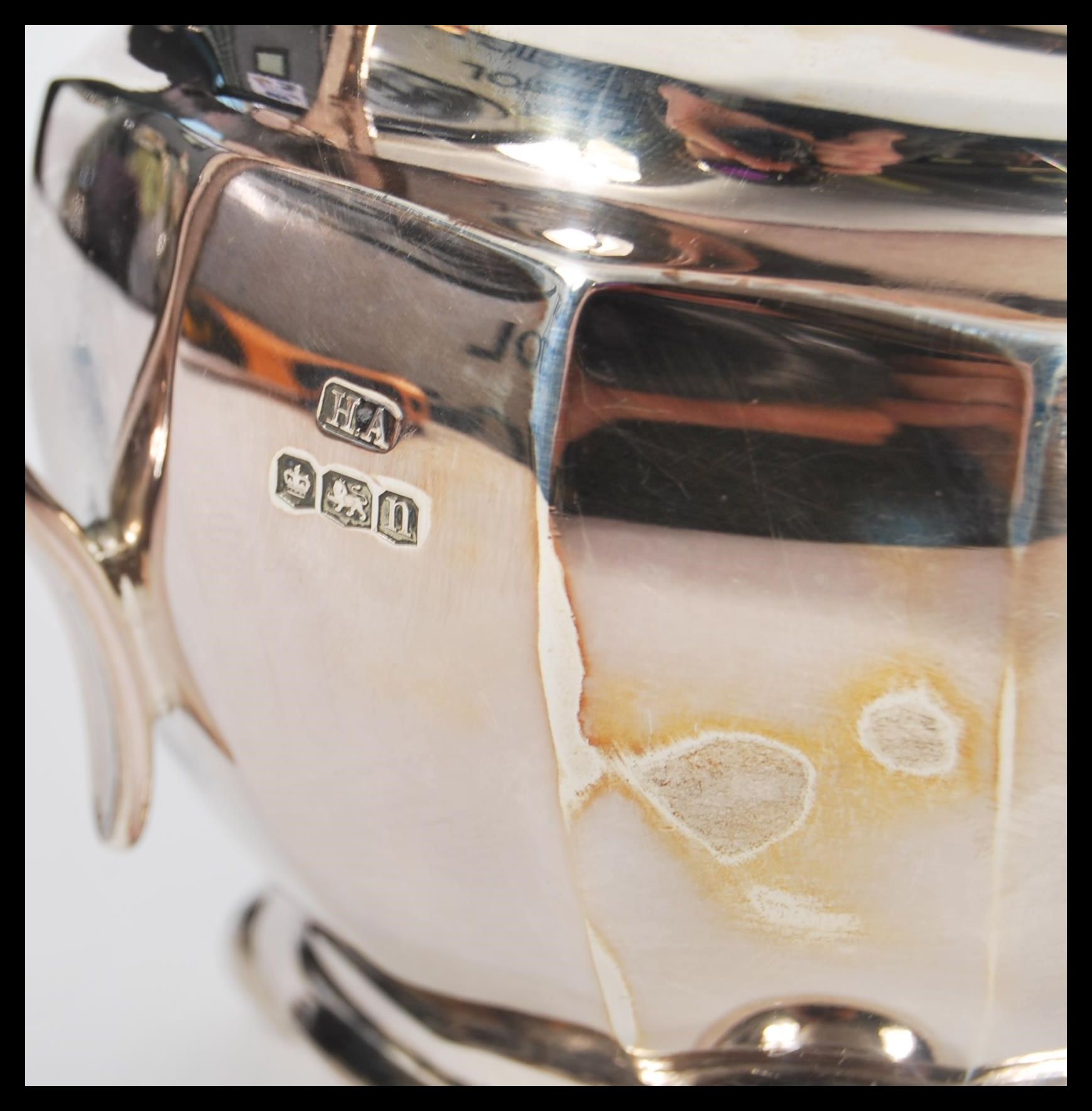 An early 20th Century hallmarked silver sugar bowl by Atkin Brothers raised on four bun feet with - Image 3 of 5