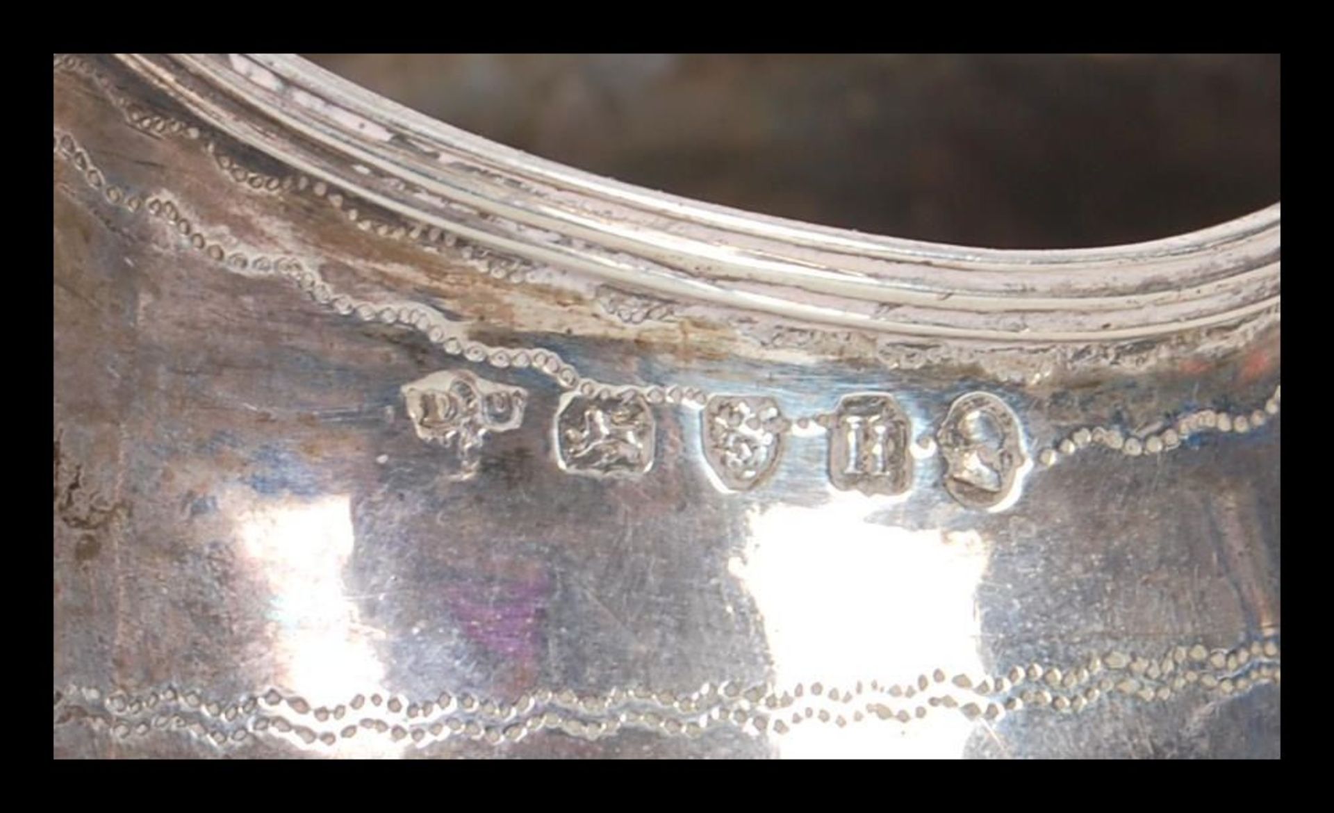 An early 19th Century Georgian hallmarked silver creamer jug having shaped handle. Hallmarked for - Image 4 of 6