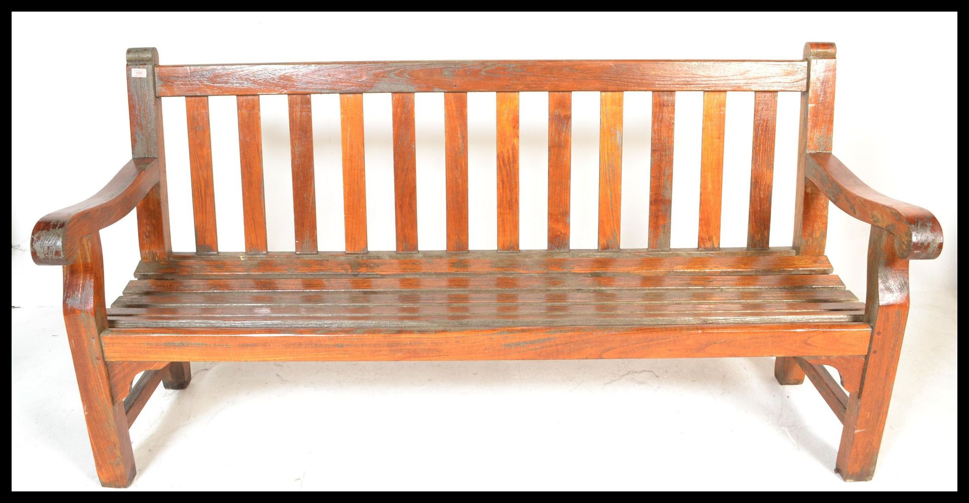 A good sized large solid teak wood garden bench of slatted form with shaped elbow rests either - Bild 3 aus 7