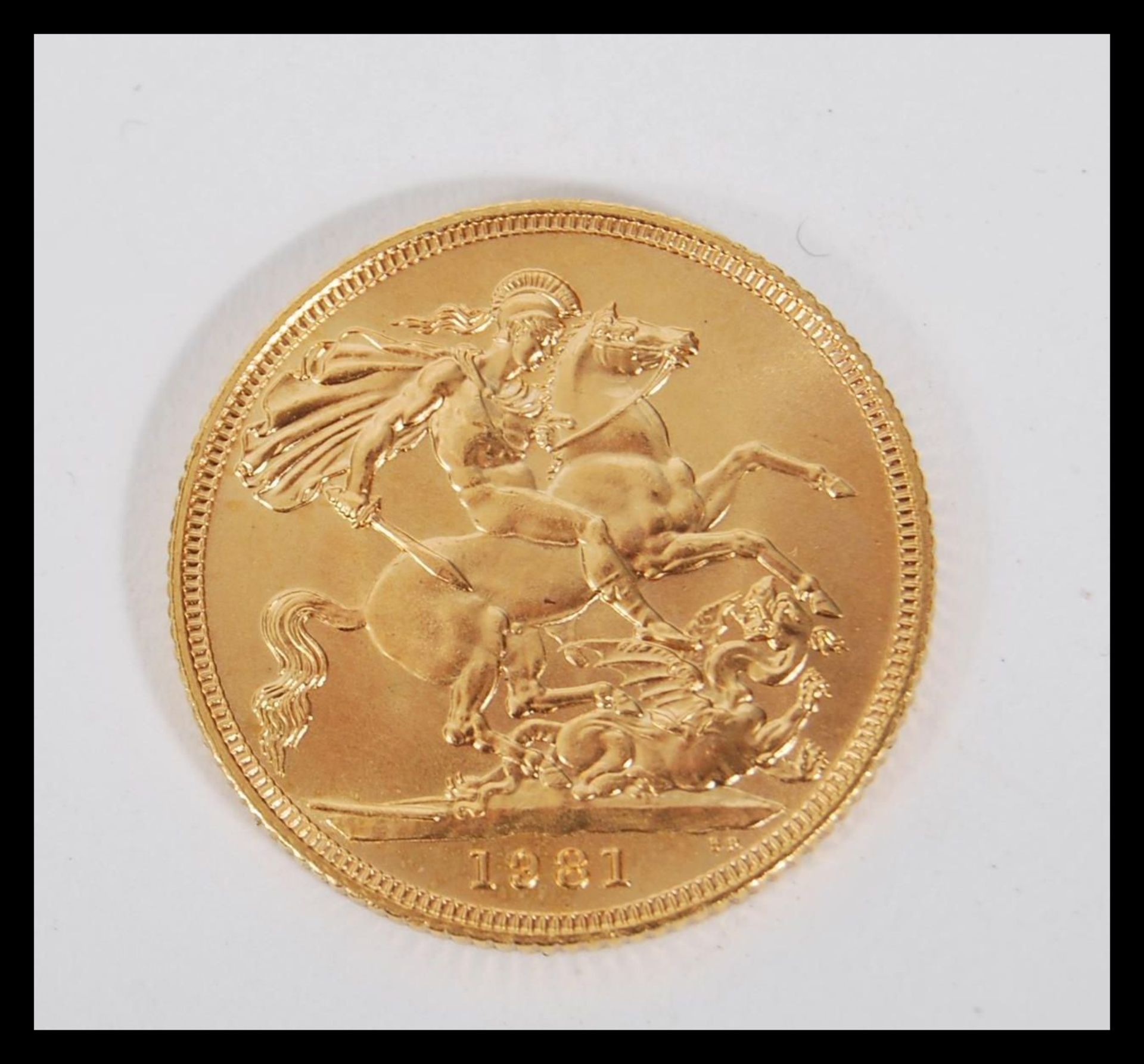 A 22ct gold 1981 sovereign having the Queen Elizabeth II facing right with George and the dragon - Bild 2 aus 2