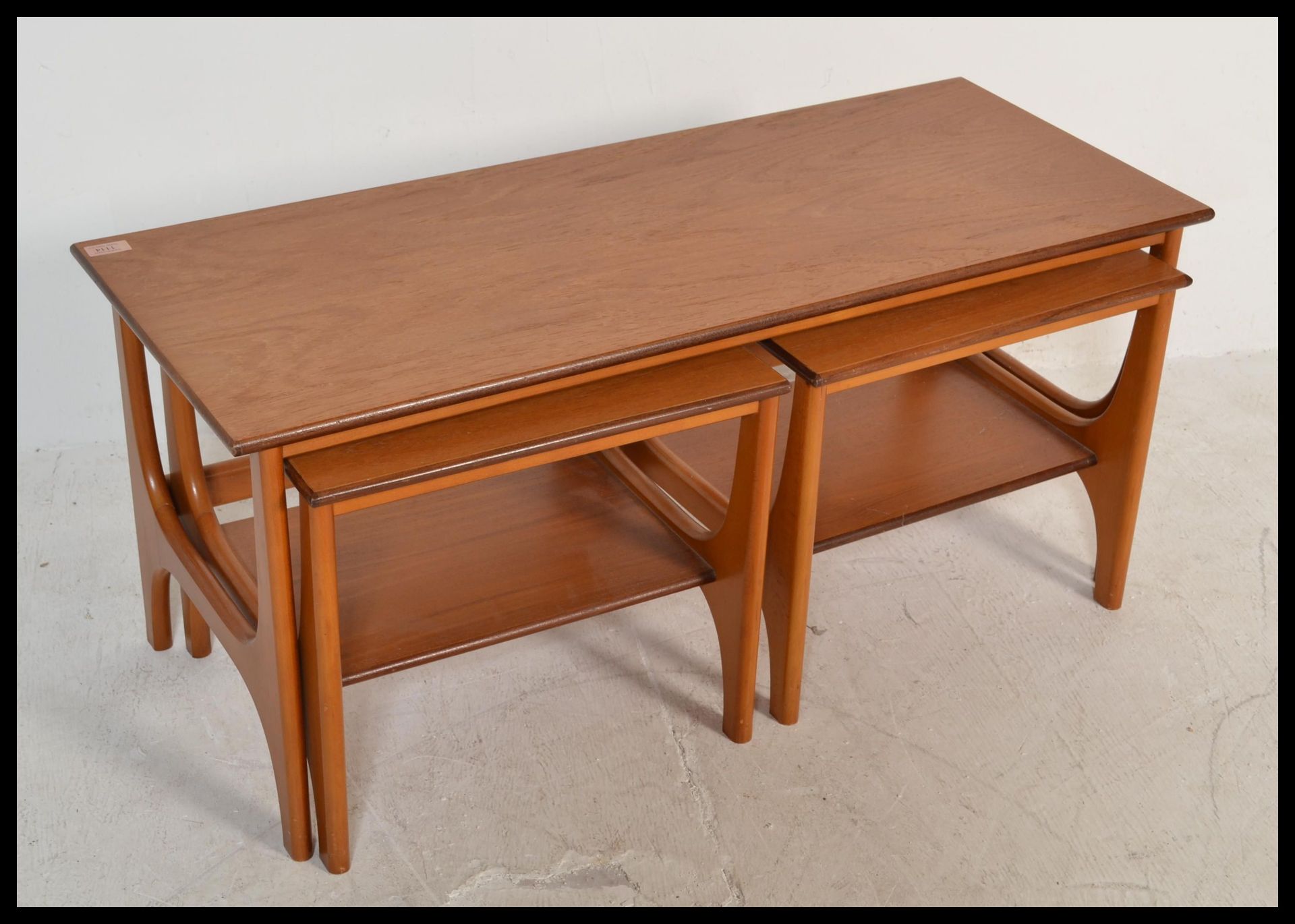 A vintage retro 20th Century teak wood occasional coffee nest of tables consisting of a taller - Bild 2 aus 4