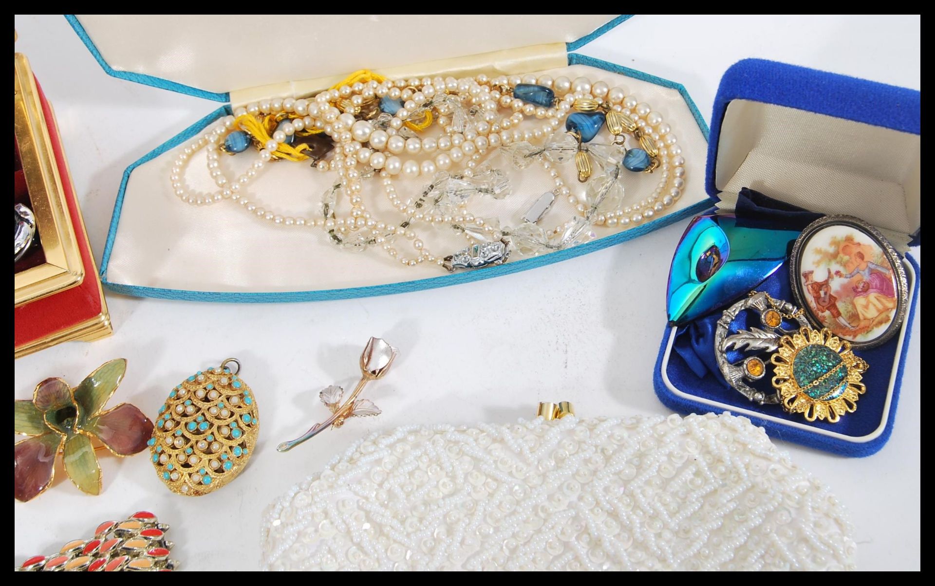 A selection of vintage costume jewellery to include a good selection of brooches including a - Image 6 of 6