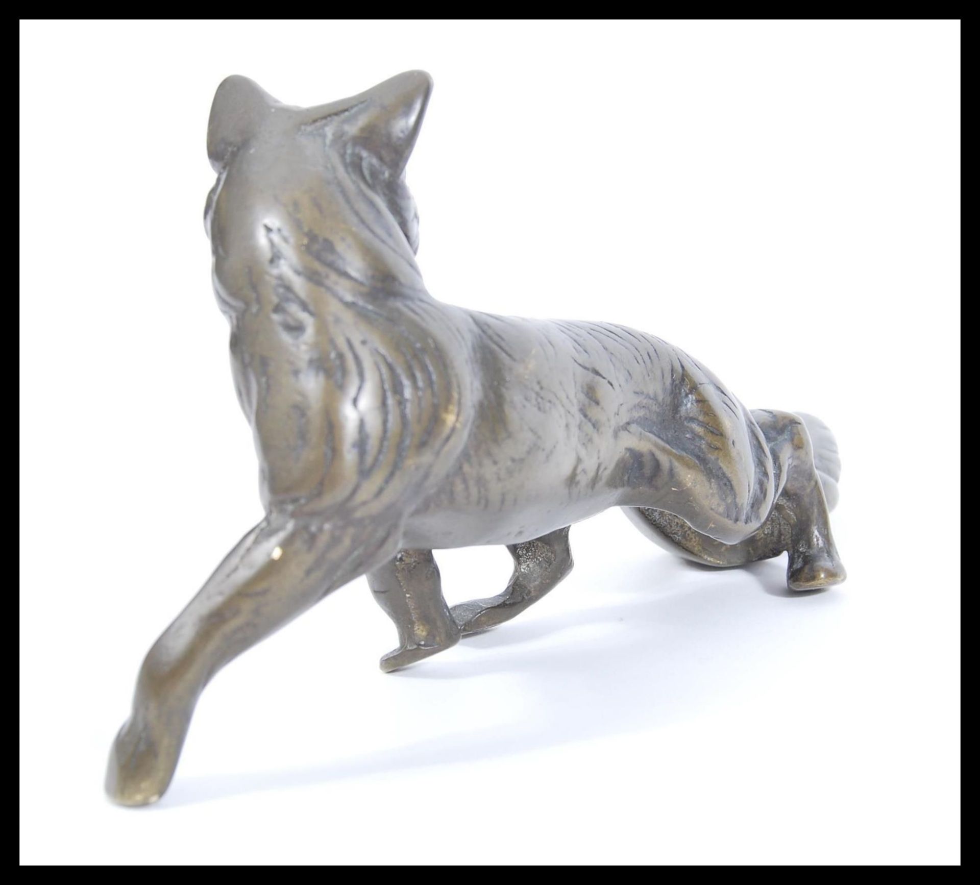 A 20th Century cast bronze figurine in the form of a stalking fox looking over its shoulder with - Bild 3 aus 3