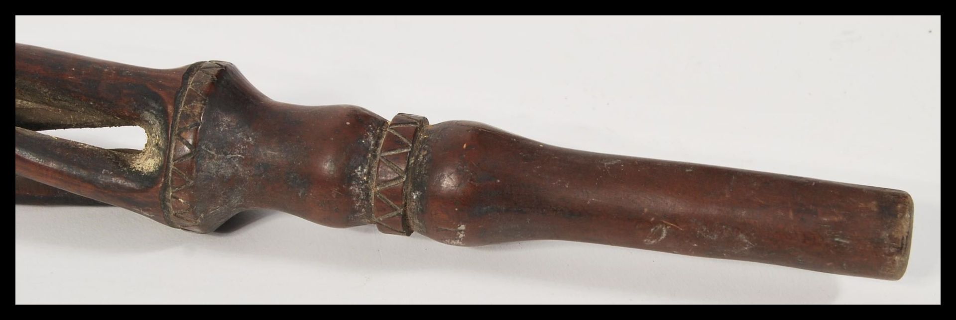 A 19th Century Victorian folk art walking stick cane having a carved twist open column with knob - Bild 4 aus 4