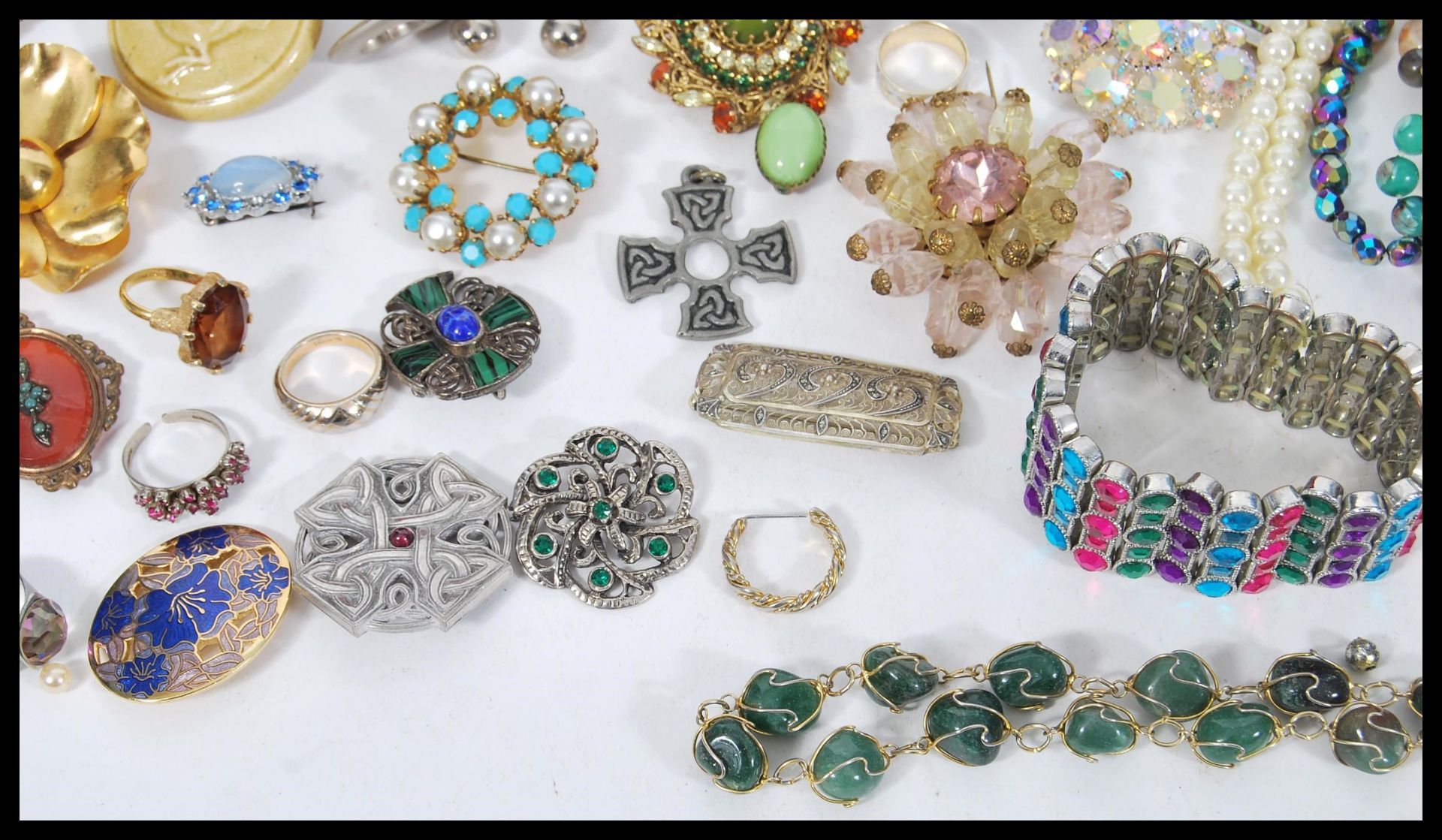 A collection of vintage costume jewellery to include many brooches, earrings, bracelets, rings, - Image 5 of 6