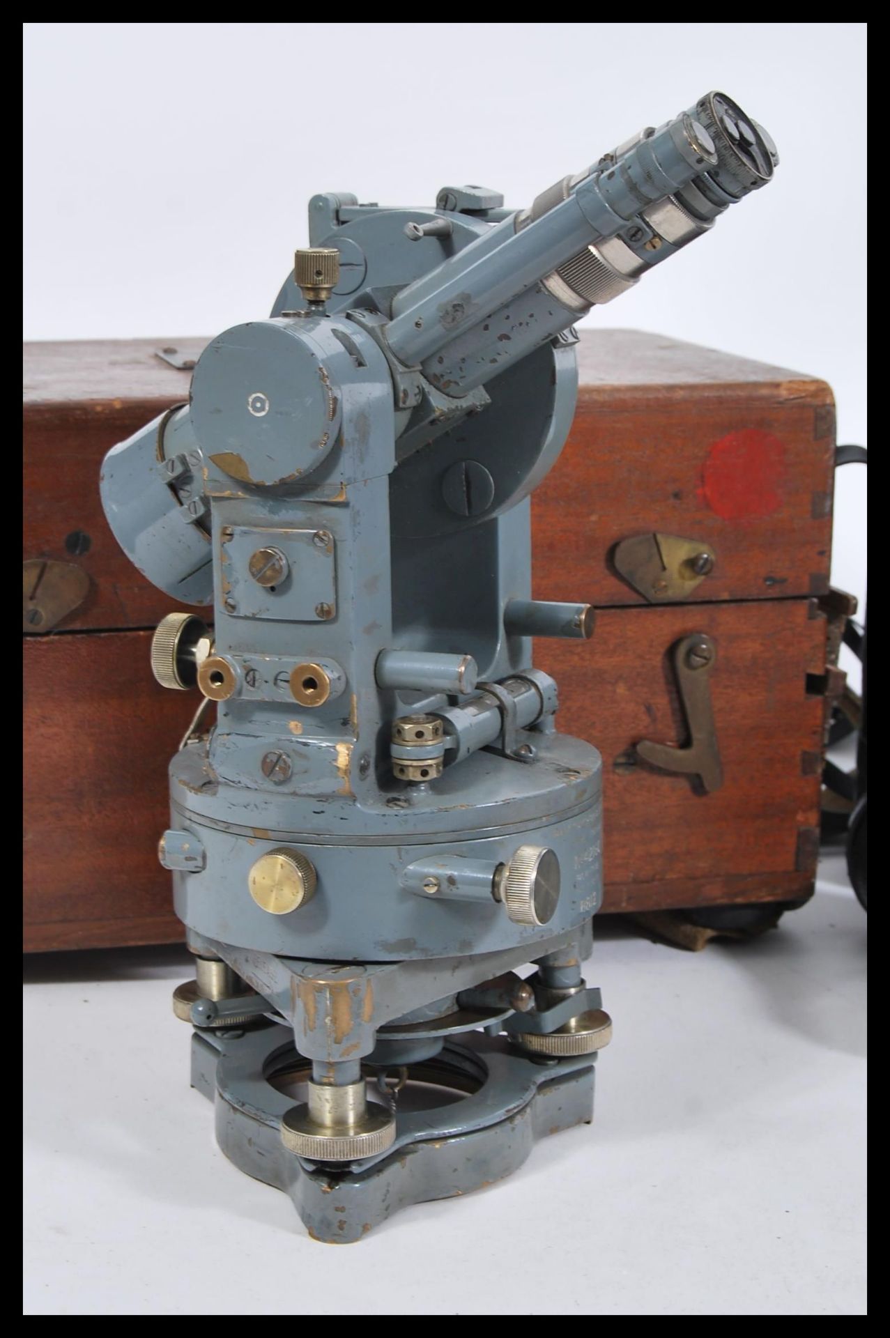 Two 20th Century cased engineer's theodolites to include a military Cooke, Throughton & Simms - Bild 4 aus 6