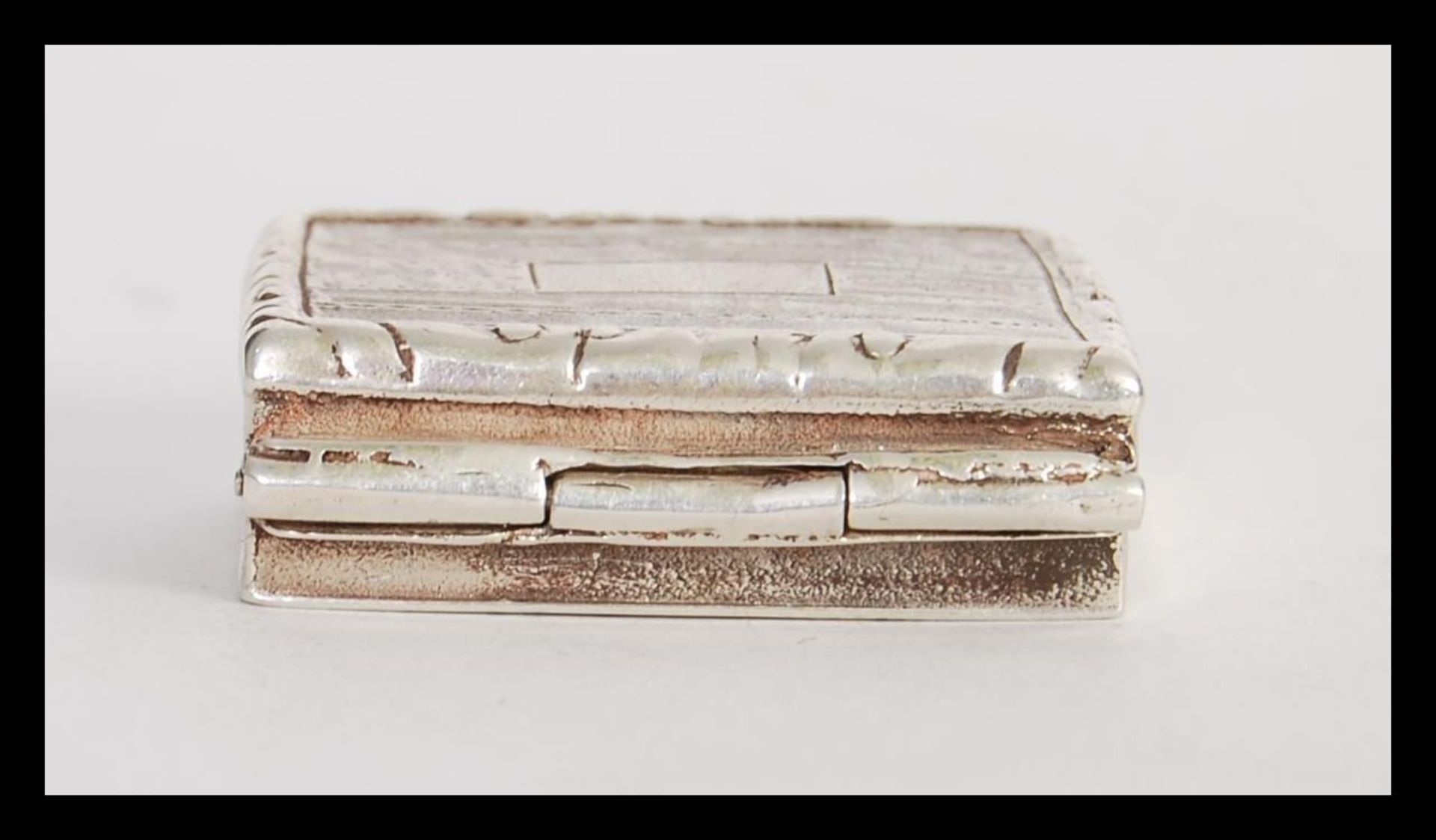 An unmarked silver tests as silver vinaigrette of rectangular form having hinged lid revealing - Image 2 of 4