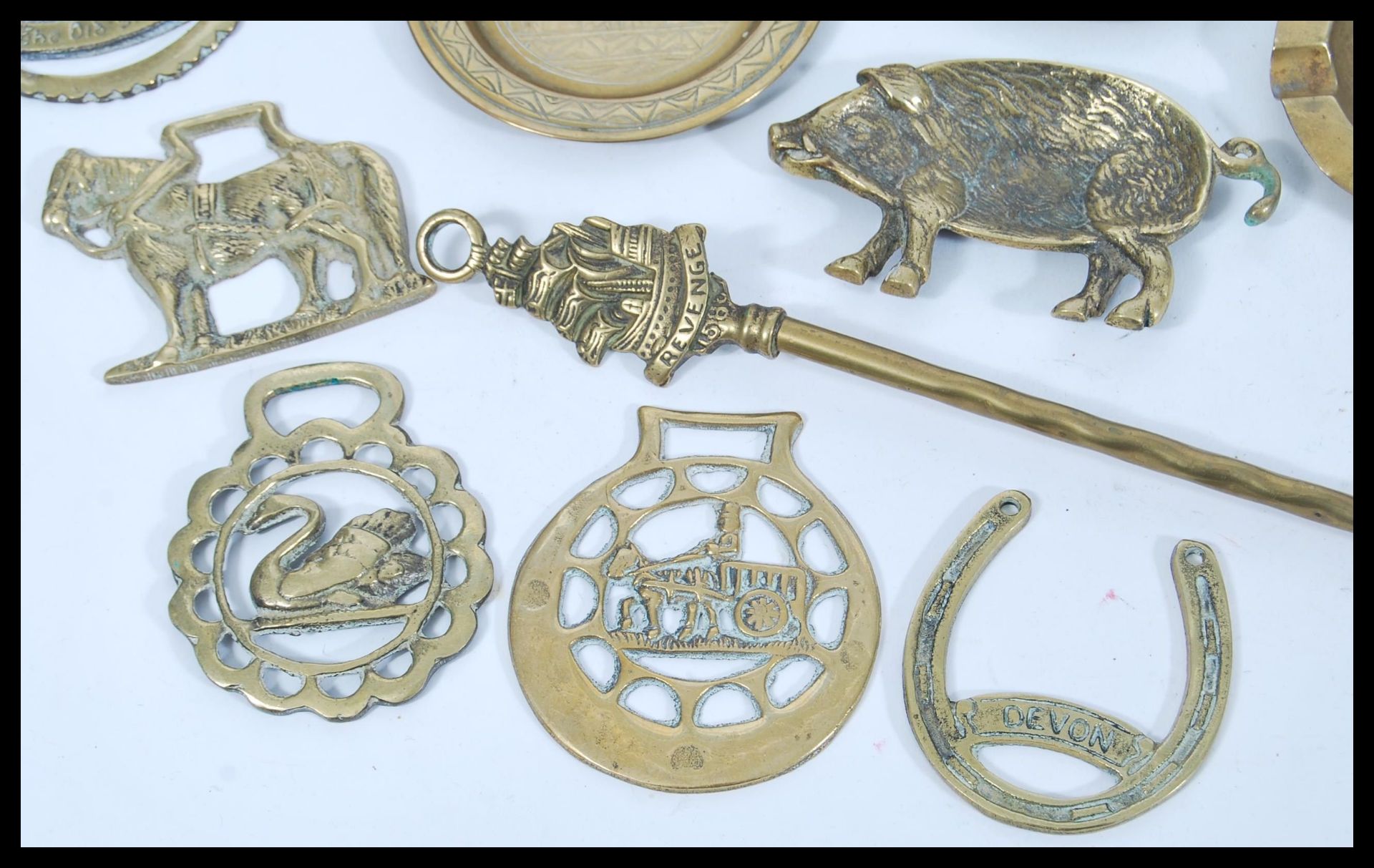 A collection of 20th Century brass items to include small Indian brass trays, horse brasses, a - Bild 2 aus 6