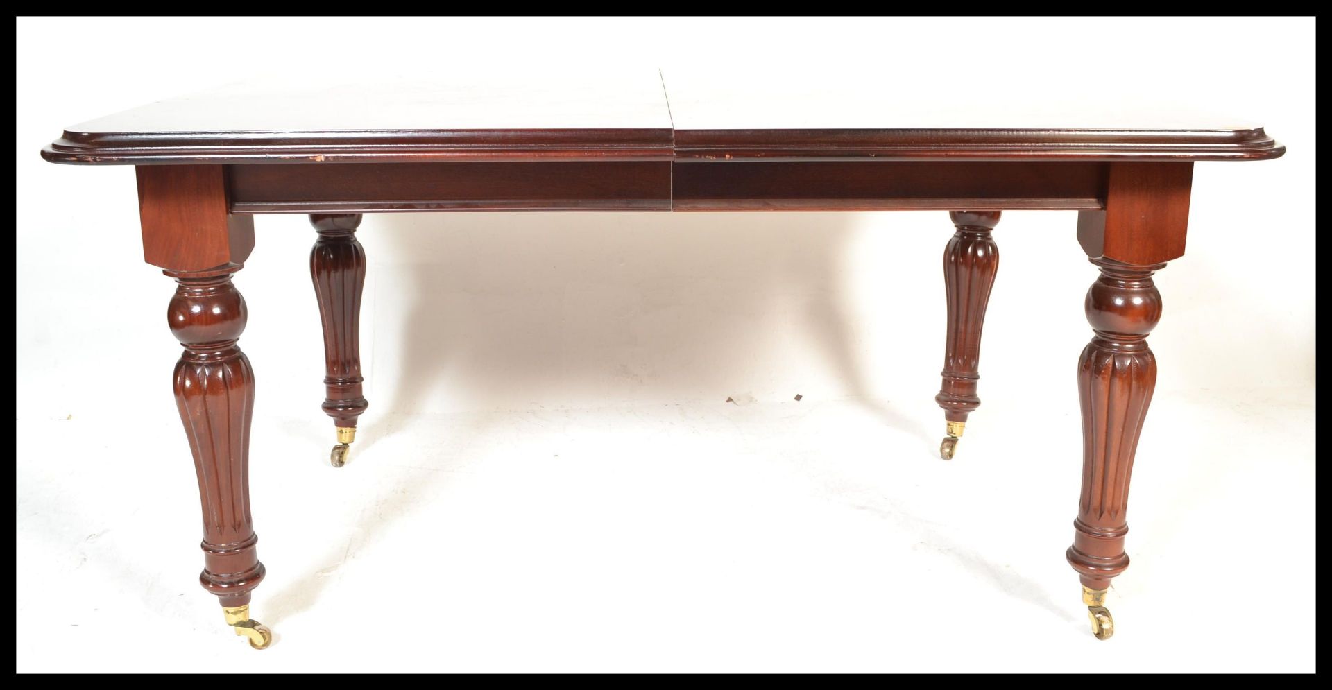 A large Victorian style mahogany wind out extending dining table being raised on reeded, turned - Bild 5 aus 7