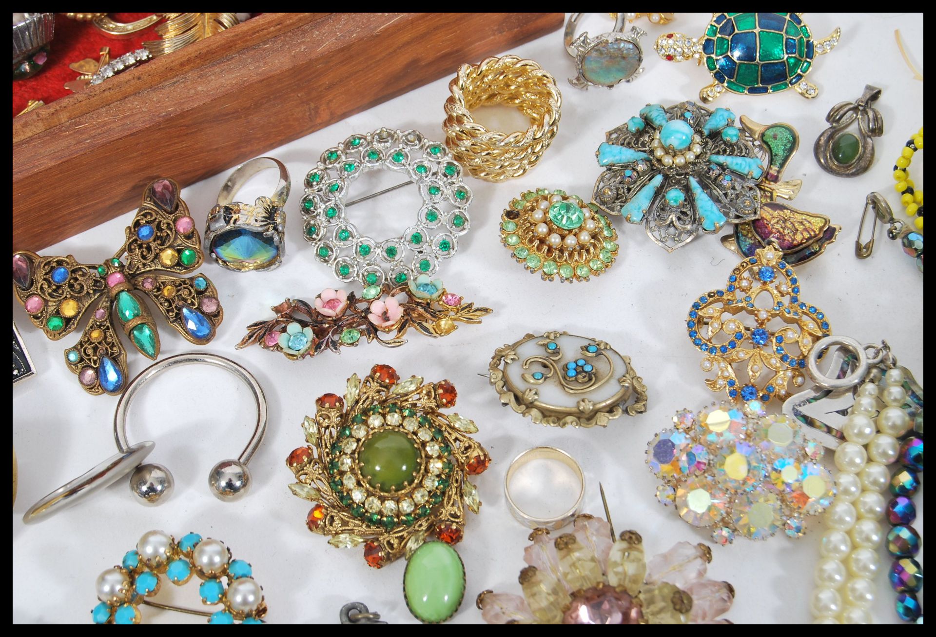 A collection of vintage costume jewellery to include many brooches, earrings, bracelets, rings, - Image 4 of 6