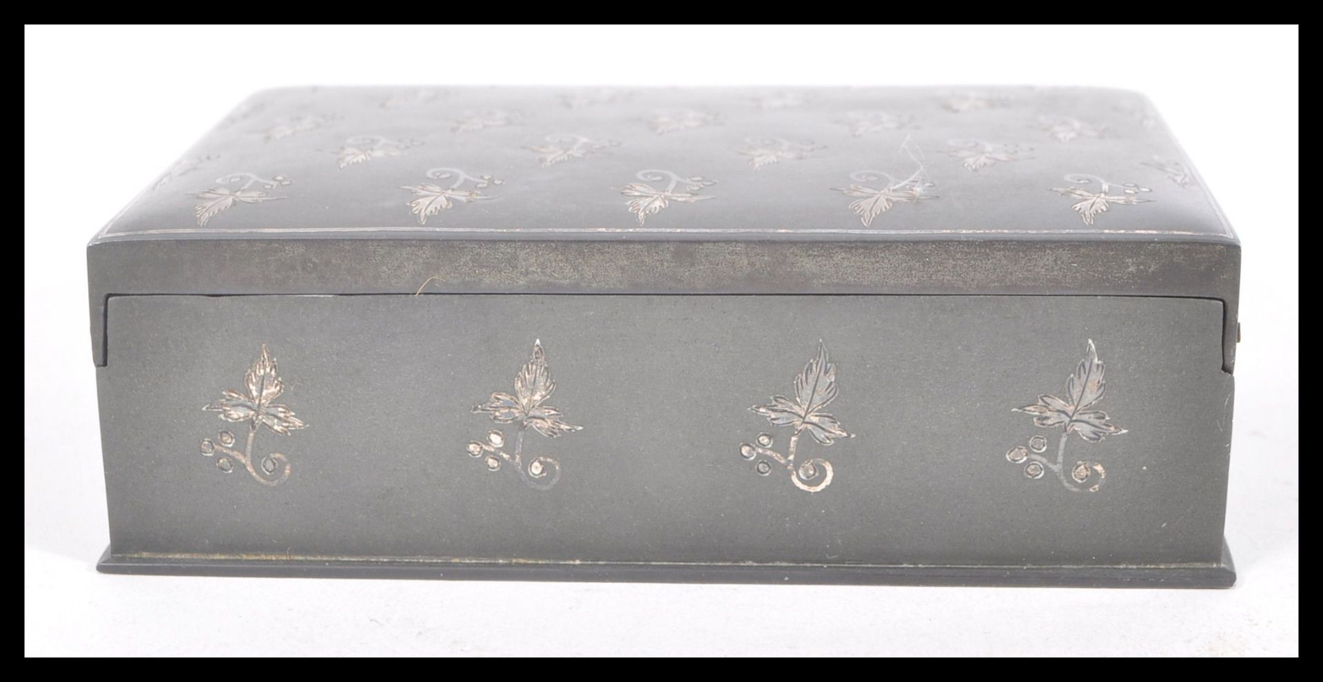 A 19th Century steel box having silver inlay leaf decoration. The hinged lid opening to reveal - Bild 5 aus 6