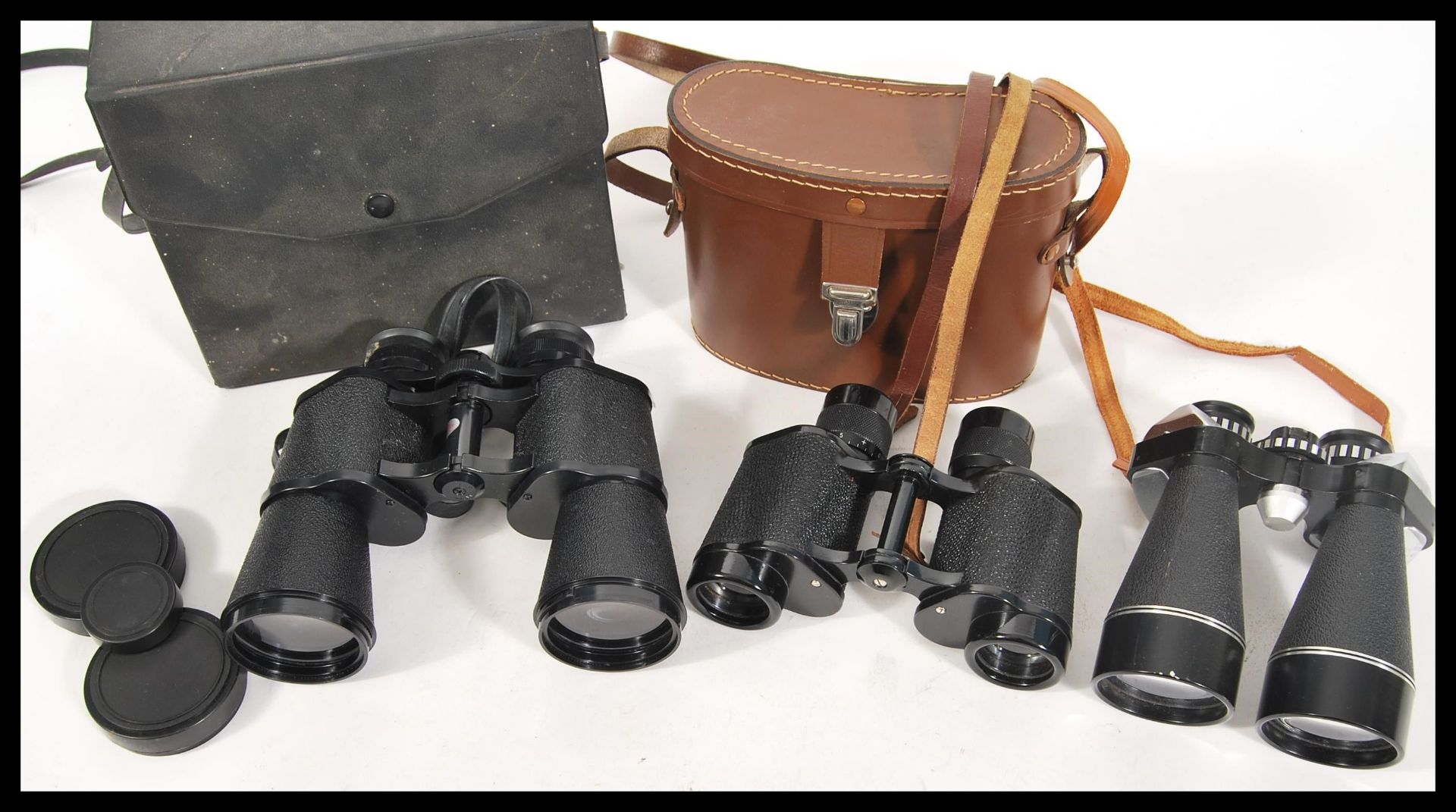 A group of vintage binoculars to include a pair of Russian Cold War CCCP binoculars 8x30, Regent - Bild 2 aus 5