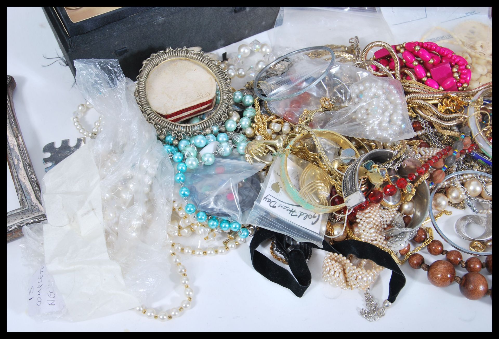 A large collection of vintage costume jewellery to include simulation pearl and beaded necklaces, - Bild 4 aus 6